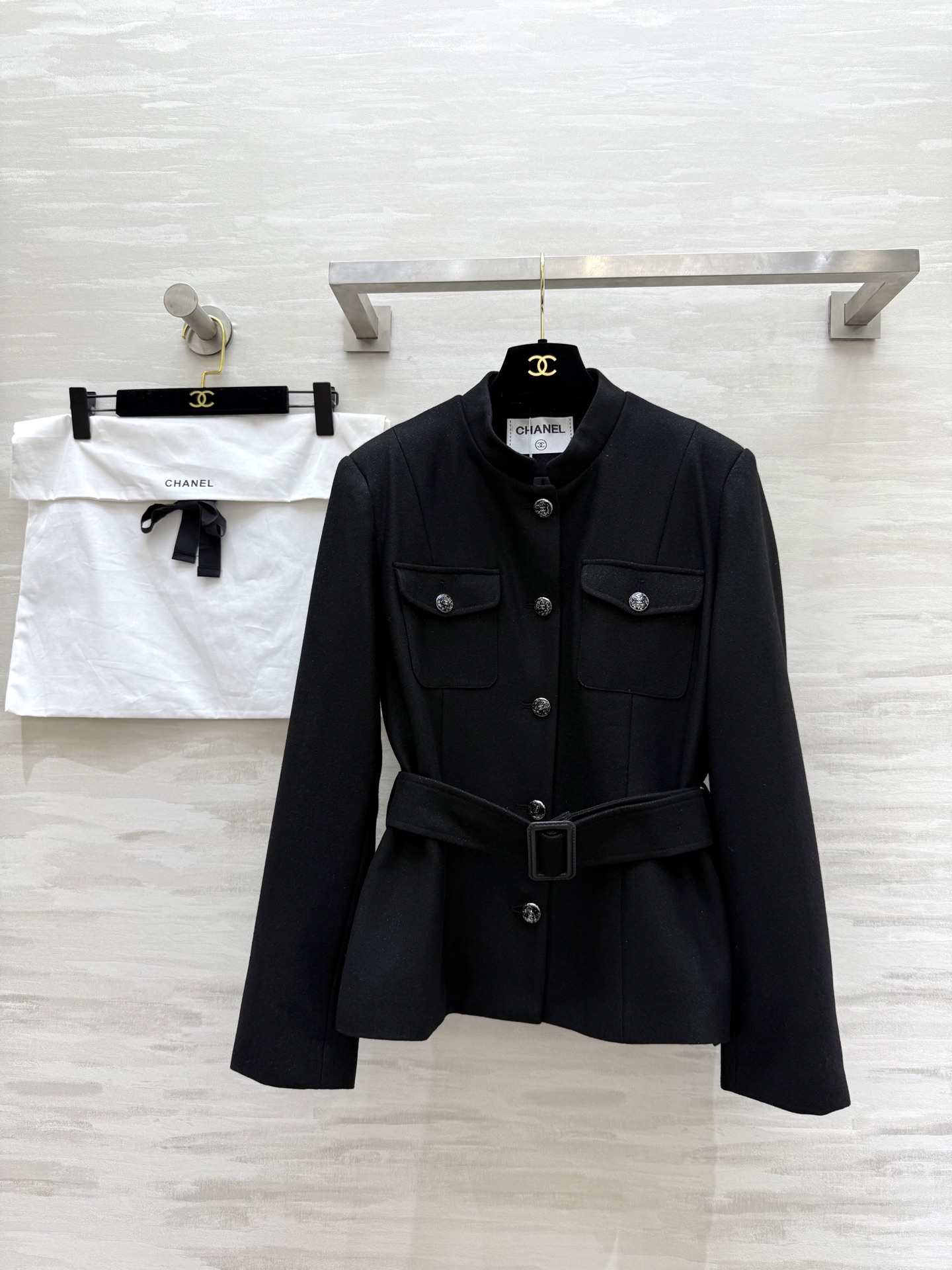 NO:487158,#Chane autumn and winter new style, thin flash stand-up collar belt jacket, high-end retro interpretation, symmetrical workwear air pocket design, fitting silhouette cut, high-quality customization, spot size36/38/40 (36 size shoulder width 40, bust 98, 62 length),,chanel, jackets & coats,alexander wang19860909#Chane秋冬新款 细闪立领腰带外套 高级复古演绎 对称工装风口袋设计 版型廓形剪裁恰到好处 高品质定制 现货来size36/38/40（36码肩宽40,胸围98,衣长62）,,chanel,jackets & coats,alexander wang,Women's clothing
