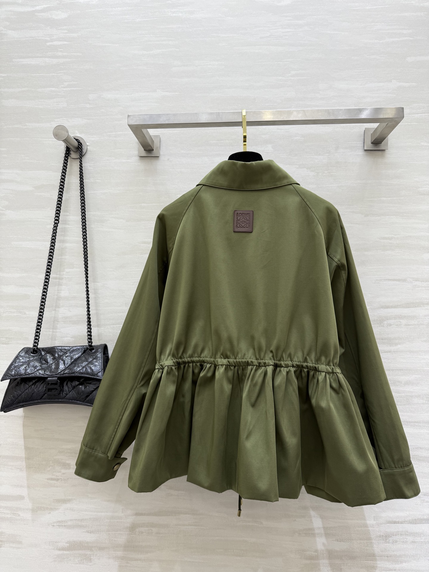 #Loew♡²⁵早秋新款 翻领收腰夹克外套 抽绳束腰设计 经典徽标低调时髦 腰部抽绳绑带设计随意调节瘦腰