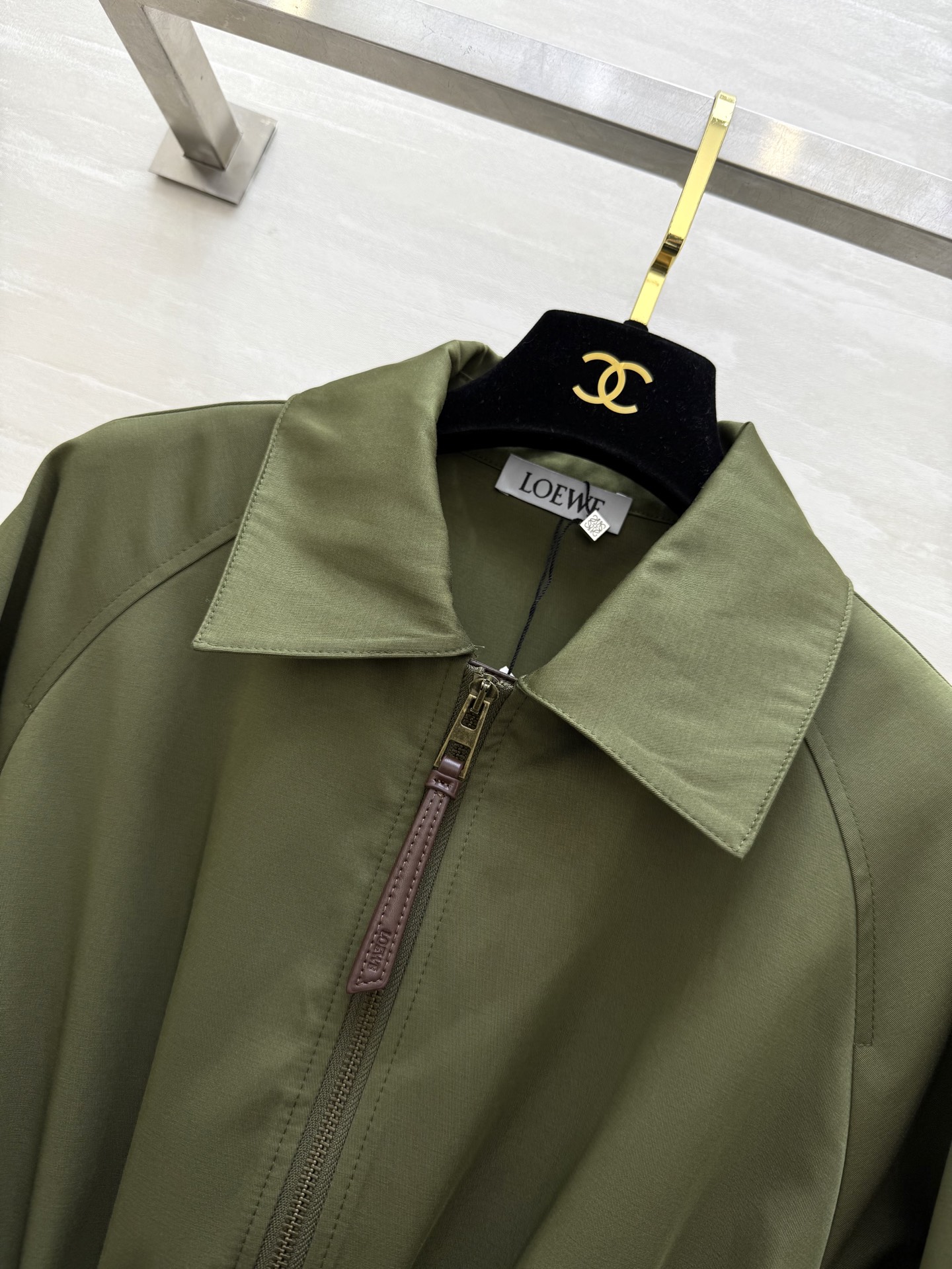 #Loew♡²⁵早秋新款 翻领收腰夹克外套 抽绳束腰设计 经典徽标低调时髦 腰部抽绳绑带设计随意调节瘦腰