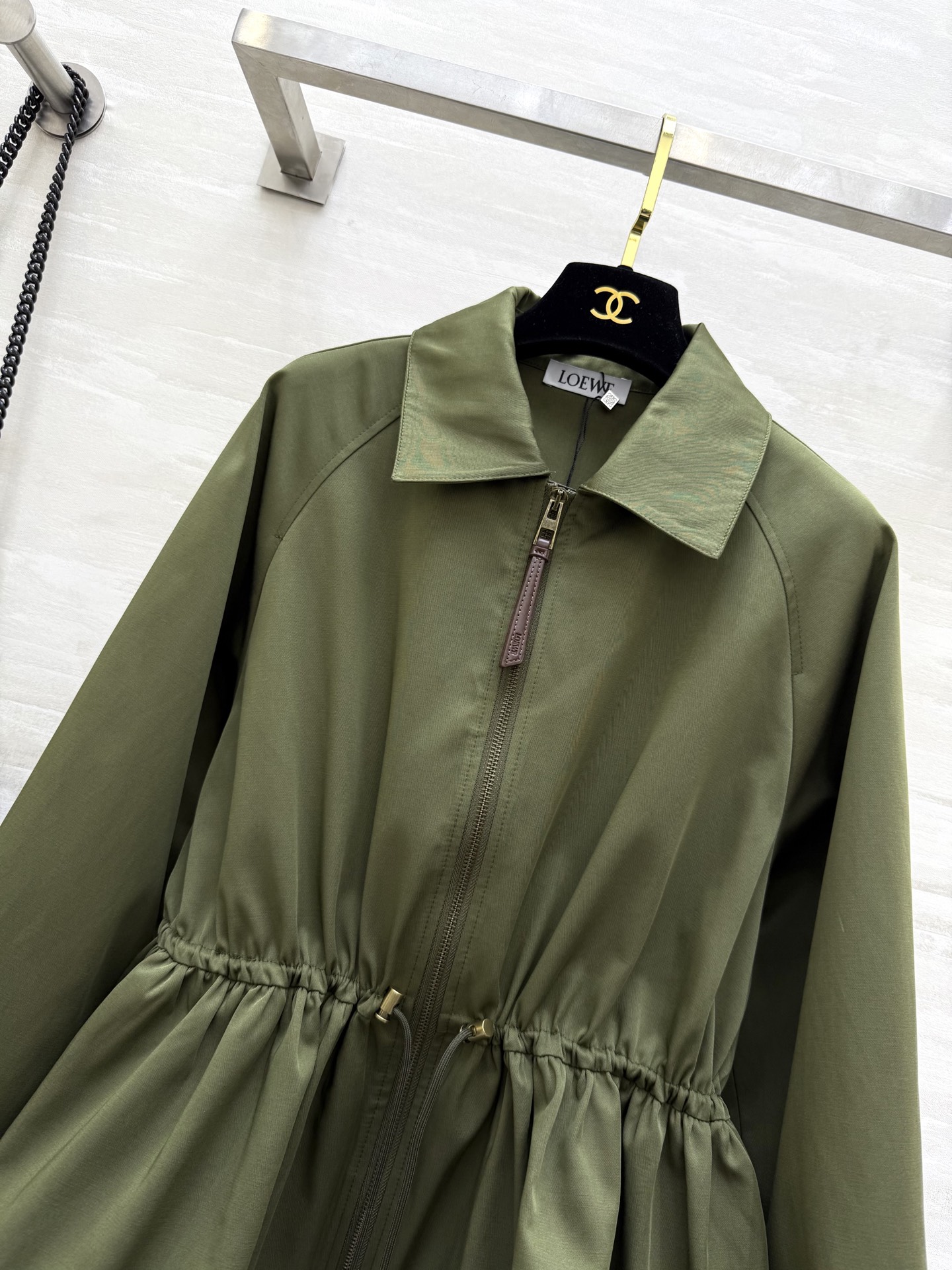 #Loew♡²⁵早秋新款 翻领收腰夹克外套 抽绳束腰设计 经典徽标低调时髦 腰部抽绳绑带设计随意调节瘦腰