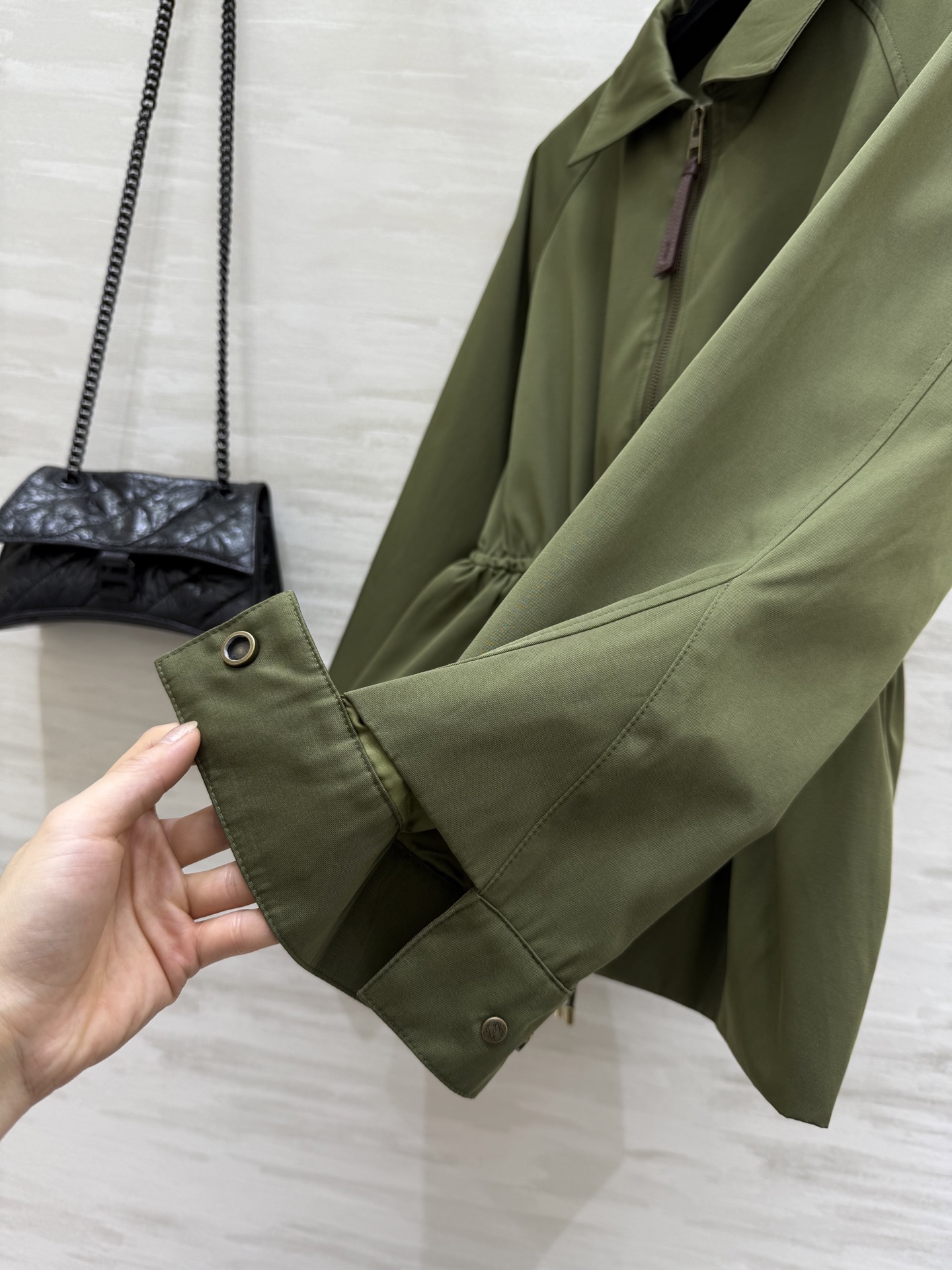 #Loew♡²⁵早秋新款 翻领收腰夹克外套 抽绳束腰设计 经典徽标低调时髦 腰部抽绳绑带设计随意调节瘦腰