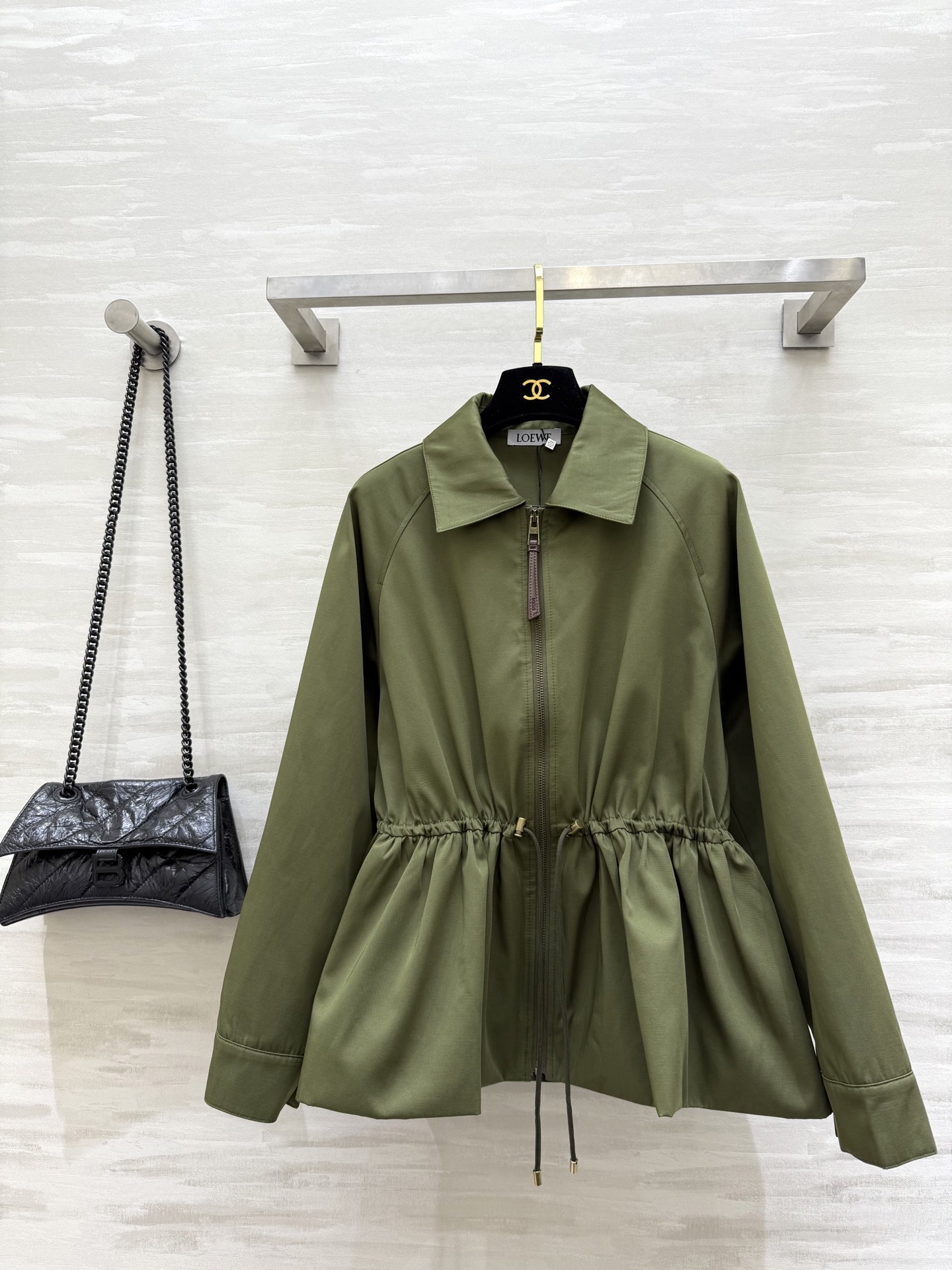 #Loew♡²⁵早秋新款 翻领收腰夹克外套 抽绳束腰设计 经典徽标低调时髦 腰部抽绳绑带设计随意调节瘦腰