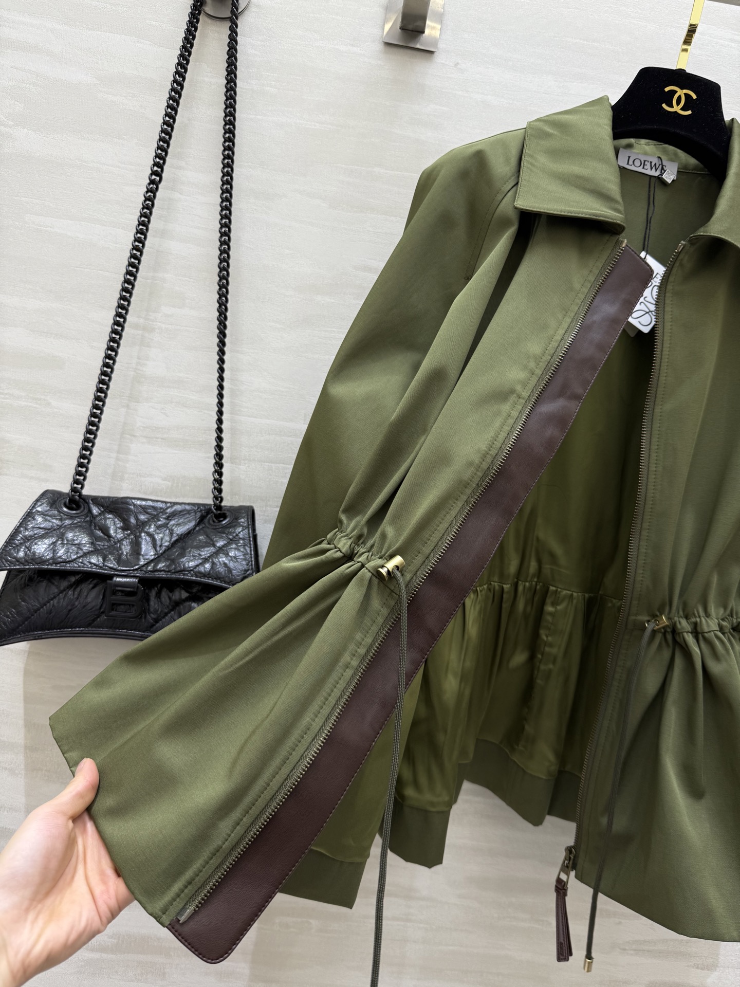 #Loew♡²⁵早秋新款 翻领收腰夹克外套 抽绳束腰设计 经典徽标低调时髦 腰部抽绳绑带设计随意调节瘦腰