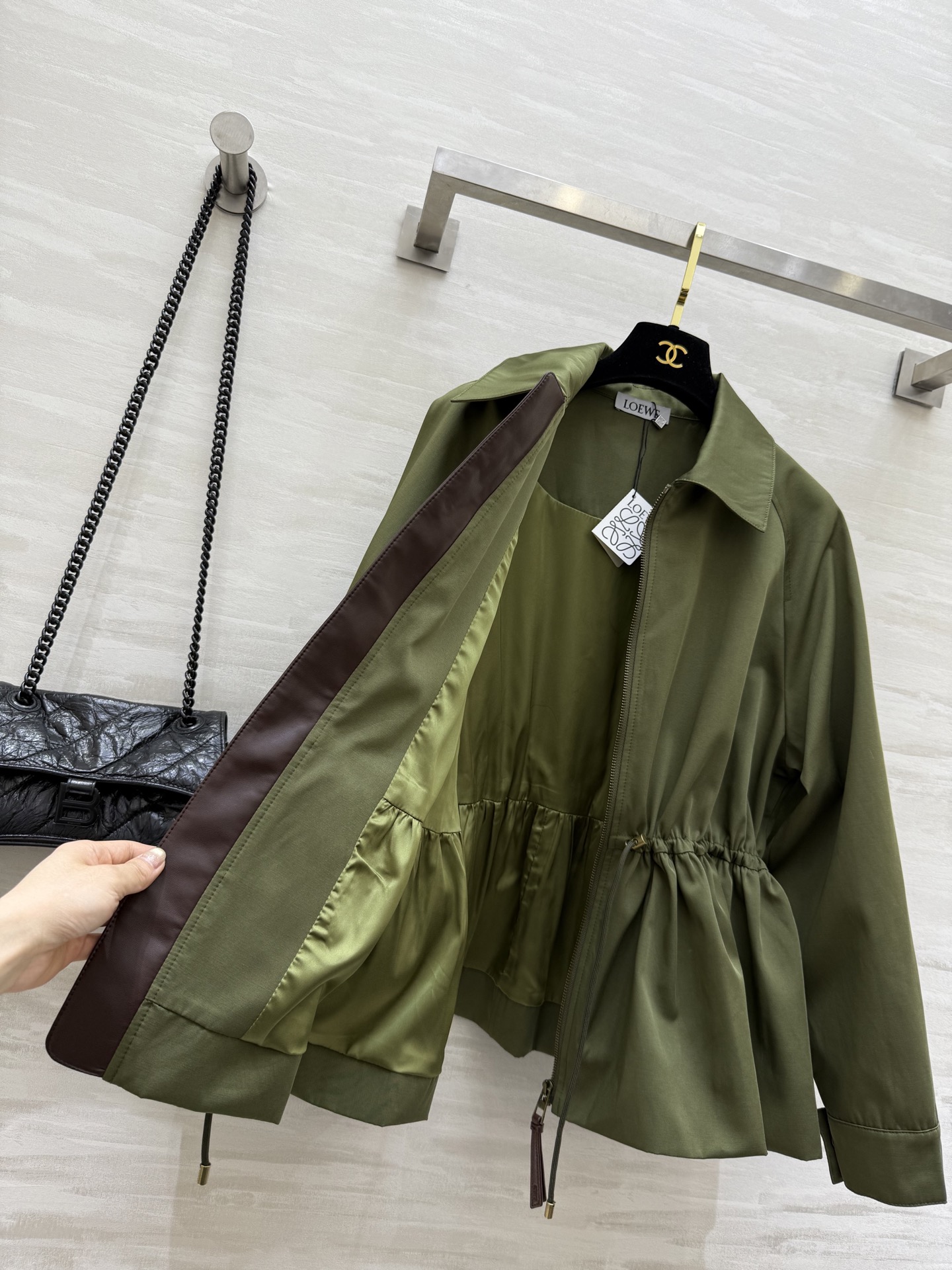 #Loew♡²⁵早秋新款 翻领收腰夹克外套 抽绳束腰设计 经典徽标低调时髦 腰部抽绳绑带设计随意调节瘦腰