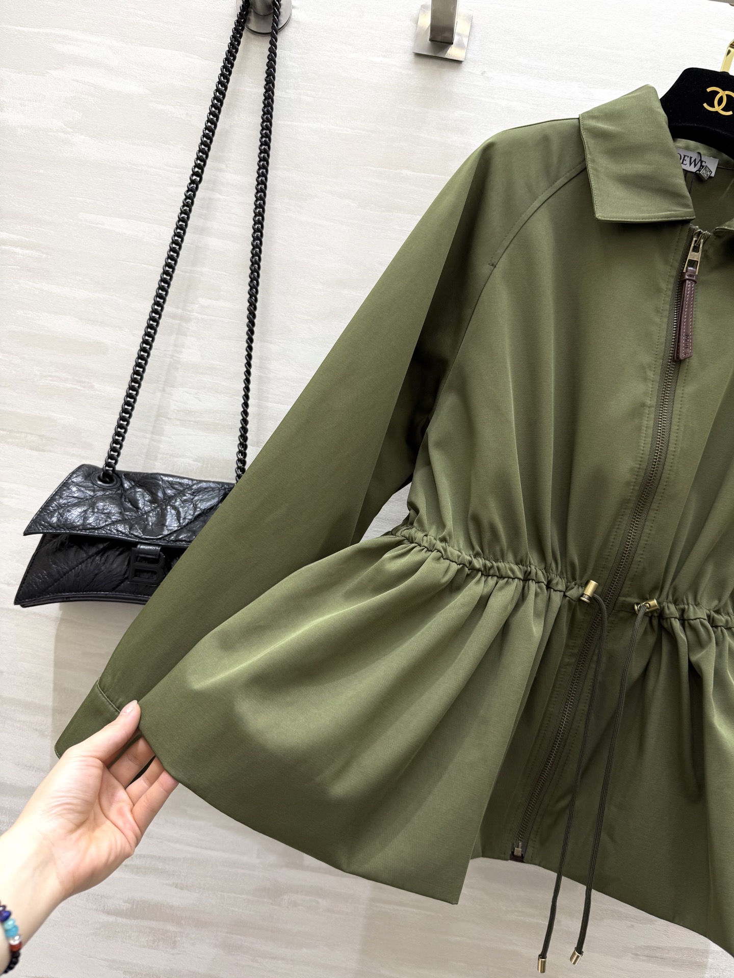 #Loew♡²⁵早秋新款 翻领收腰夹克外套 抽绳束腰设计 经典徽标低调时髦 腰部抽绳绑带设计随意调节瘦腰