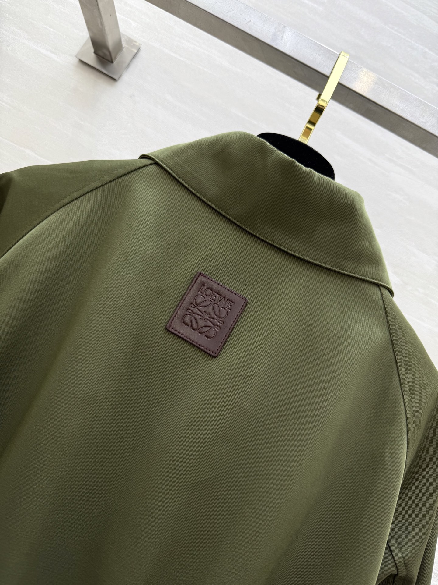 #Loew♡²⁵早秋新款 翻领收腰夹克外套 抽绳束腰设计 经典徽标低调时髦 腰部抽绳绑带设计随意调节瘦腰