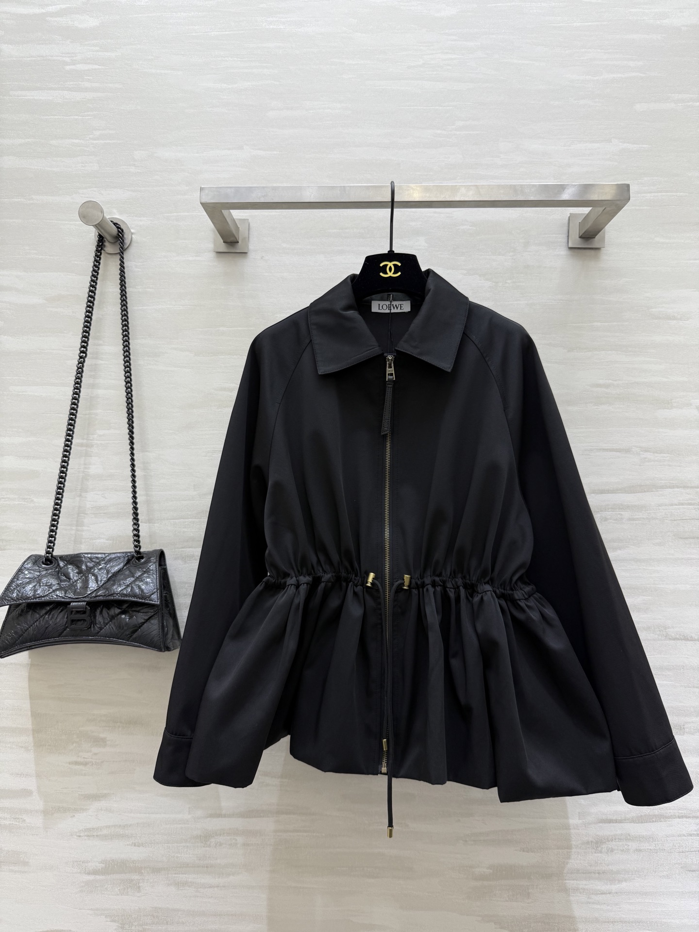 NO:487174,#Loew early autumn new style lapel waist jacket jacket drawstring waist design classic logo low-key fashionable waist drawstring design adjustable waist to make you look slim casual and lazy style high-quality customization spot sizeS/M/L (size size 110, 60 length), loewe, jackets & coats, jackets & coats, alexander wang19860909#Loew早秋新款 翻领收腰夹克外套 抽绳束腰设计 经典徽标低调时髦 腰部抽绳绑带设计随意调节瘦腰显瘦 休闲慵懒风 高品质定制 现货来sizeS/M/L（s码胸围110,衣长60）,,loewe,jackets & coats,jackets & coats,alexander wang,Women's clothing