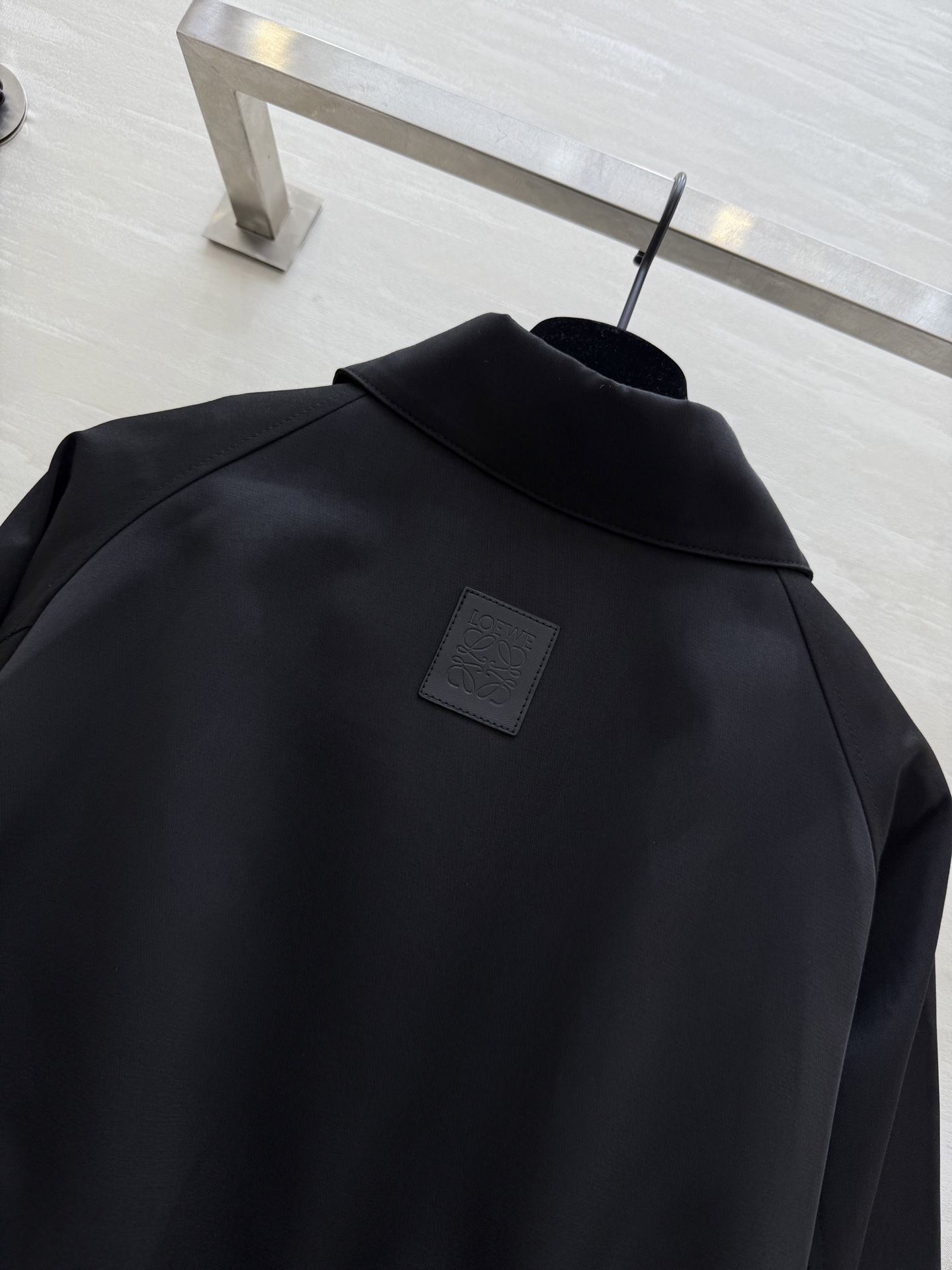 #Loew♡²⁵早秋新款 翻领收腰夹克外套 抽绳束腰设计 经典徽标低调时髦 腰部抽绳绑带设计随意调节瘦腰