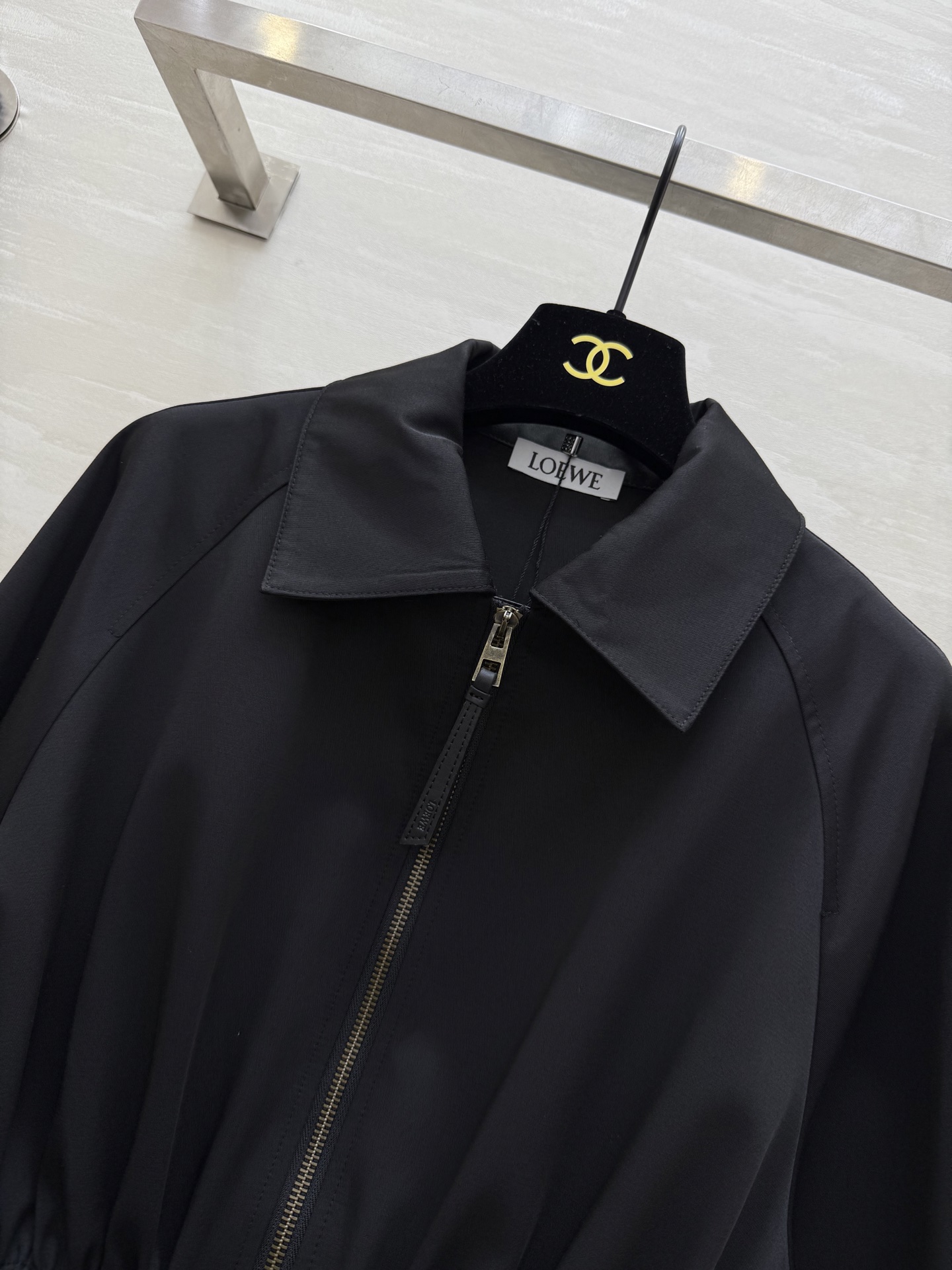 #Loew♡²⁵早秋新款 翻领收腰夹克外套 抽绳束腰设计 经典徽标低调时髦 腰部抽绳绑带设计随意调节瘦腰