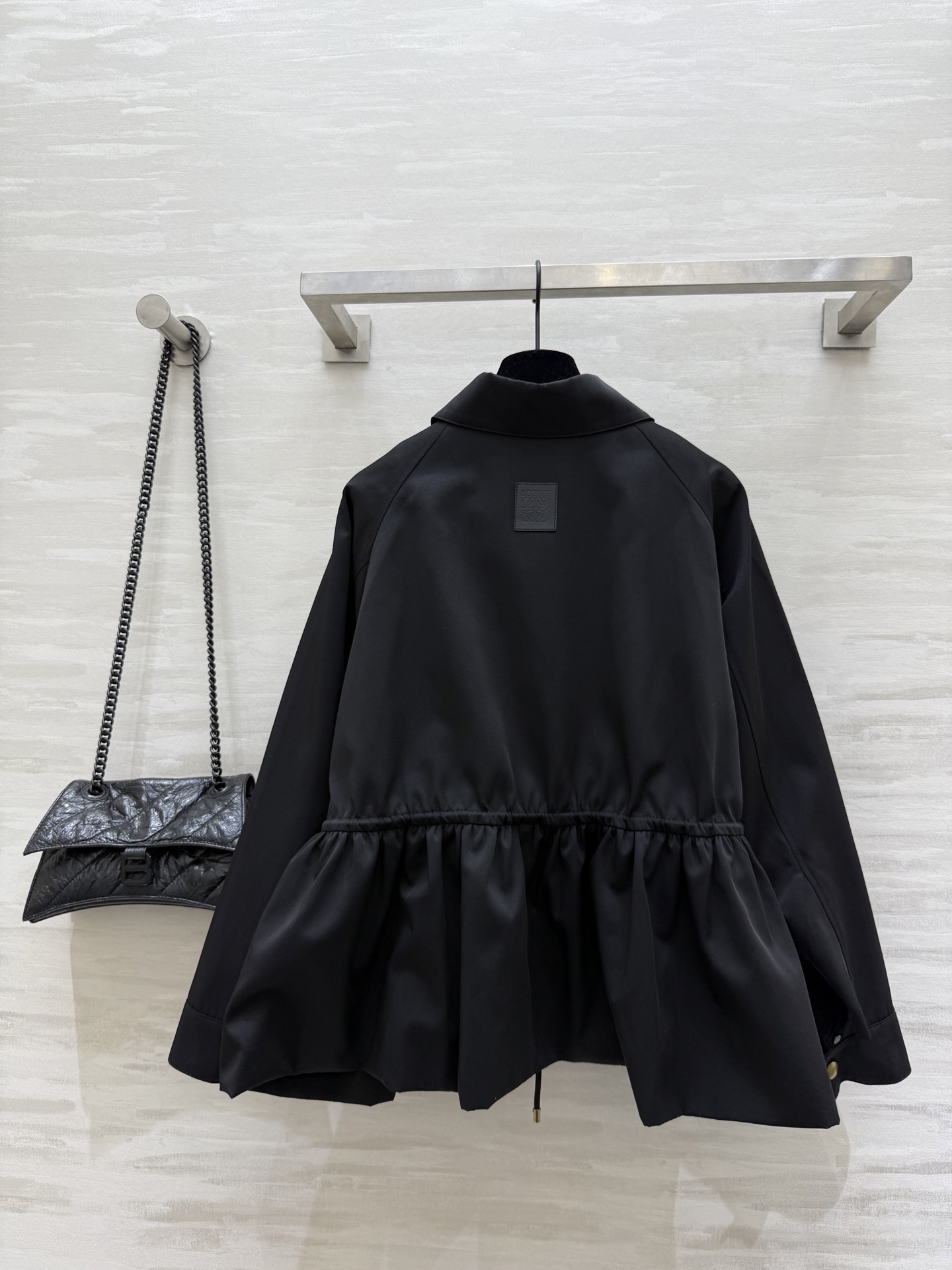 #Loew♡²⁵早秋新款 翻领收腰夹克外套 抽绳束腰设计 经典徽标低调时髦 腰部抽绳绑带设计随意调节瘦腰