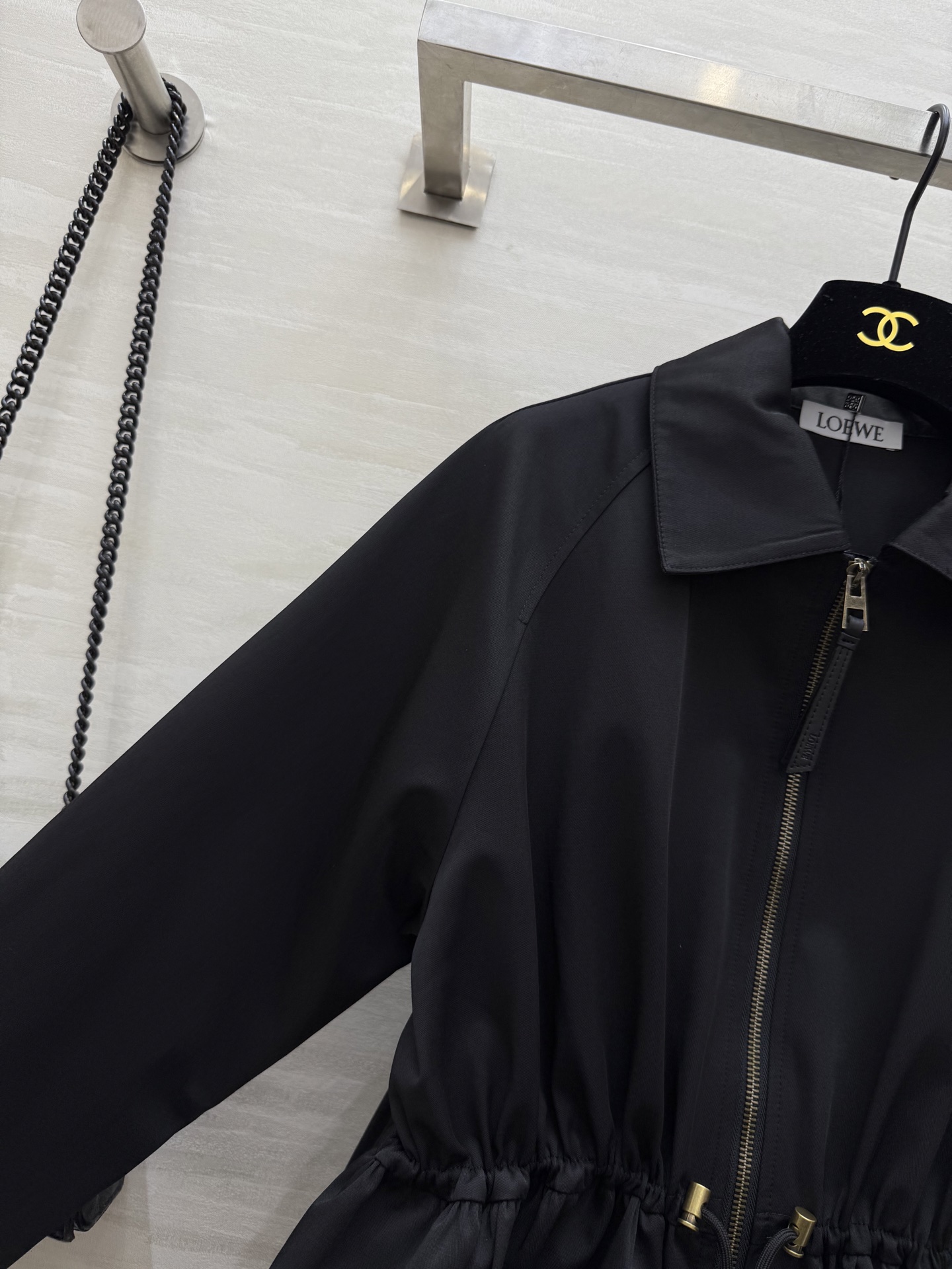 #Loew♡²⁵早秋新款 翻领收腰夹克外套 抽绳束腰设计 经典徽标低调时髦 腰部抽绳绑带设计随意调节瘦腰