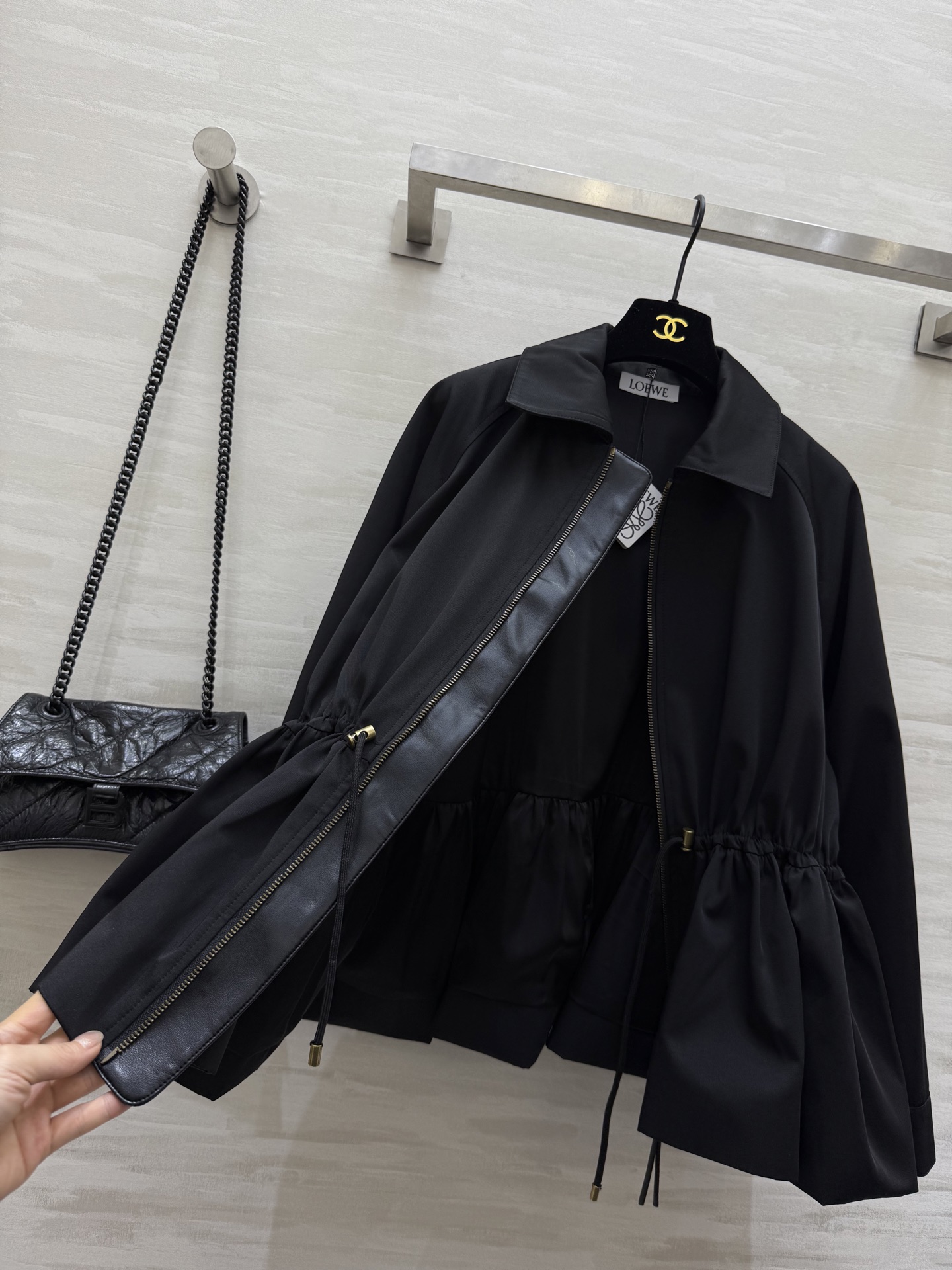 #Loew♡²⁵早秋新款 翻领收腰夹克外套 抽绳束腰设计 经典徽标低调时髦 腰部抽绳绑带设计随意调节瘦腰