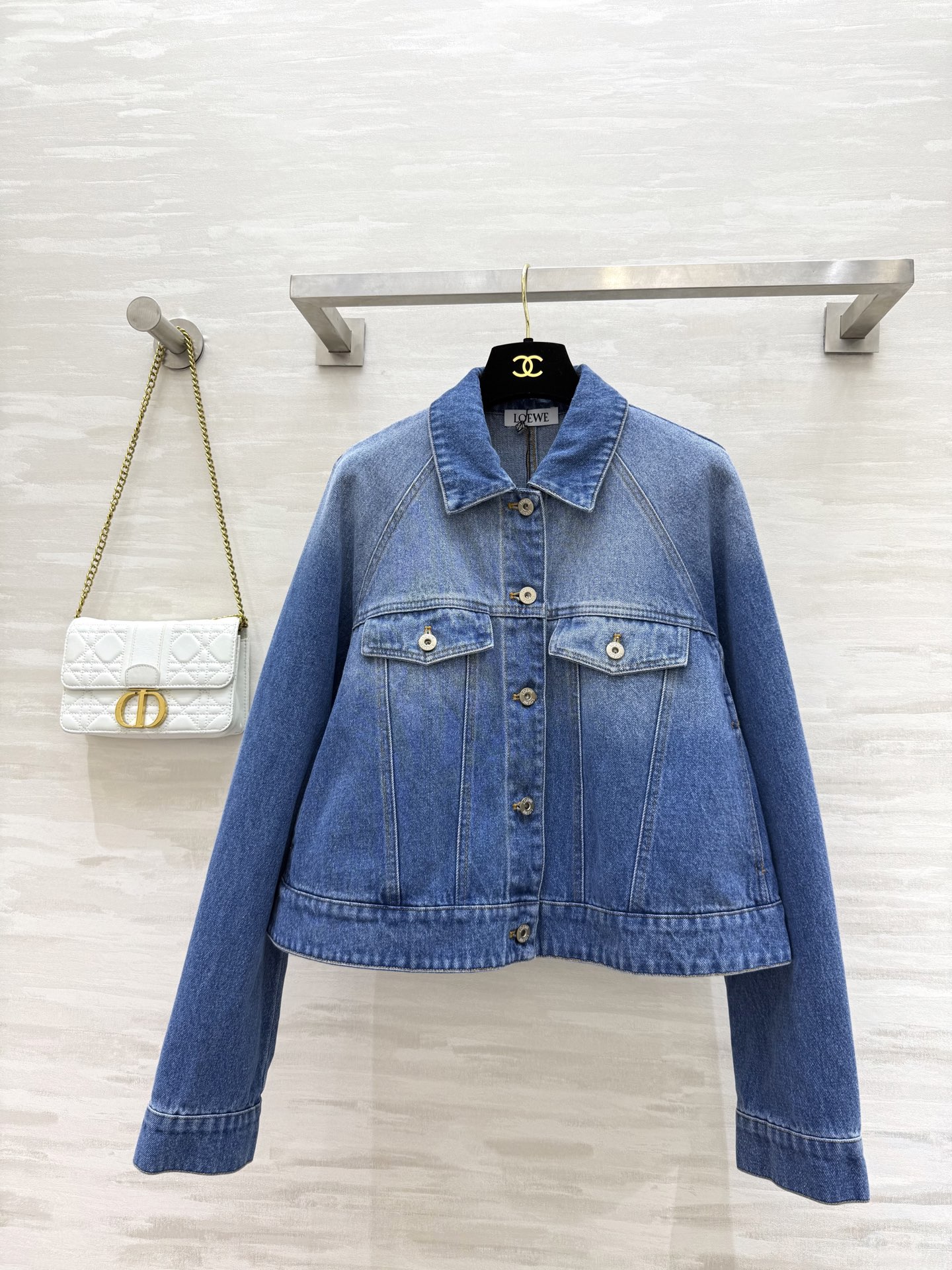 NO:487194,#Loew early autumn new style modern A-swing denim jacket old denim craftsmanship high quality spot sizeS/M/L (size s size bust 110, 49 length), loewe, jackets & coats, alexander wang19860909#Loew早秋新款 摩登A摆牛仔外套 做旧牛仔工艺 高品质 现货来sizeS/M/L（s码胸围110,衣长49）,,loewe,jackets & coats,alexander wang,Women's clothing