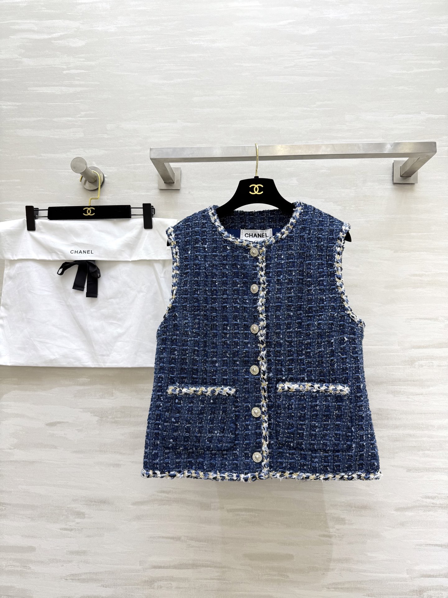 NO:488553,#ChaneP Classic blue tweed vest Original custom fabric High quality Spot size36/38/40 (36 size bust 88, 53 length), Chanel, alexander wang19860909#ChaneP 经典蓝粗花呢马甲 原版定制面料 高品质 现货来size36/38/40（36码胸围88,衣长53）,,chanel,alexander wang,Women's clothing