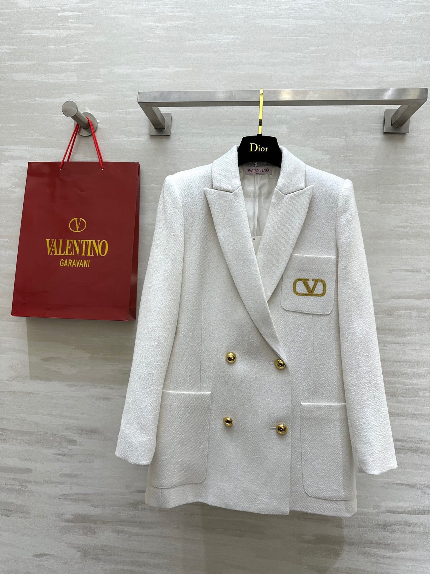 NO:489938,#Valentin early autumn new style gold line letter logo embroidered suit jacket Customized grainy wool fabric Inner letter jacquard Casual and fashionable and high-end sense The three-dimensional style cut is just right and can be easily controlled by any figure High-quality customization Spot first-time sizeS/M/L/XL (Size S shoulder width 40, bust 96, length 71), valentino, jackets & coats, business suit, alexander wang19860909#Valentin早秋新款 金线字母logo刺绣西装外套 定制颗粒感羊毛面料 内里字母提花 休闲时髦又有高级感 立体版型剪裁恰到好处加任何身材都可以轻松驾驭 高品质定制 现货首发sizeS/M/L/XL（S码肩宽40,胸围96,衣长71）,,valentino,jackets & coats,business suit,alexander wang,Women's clothing