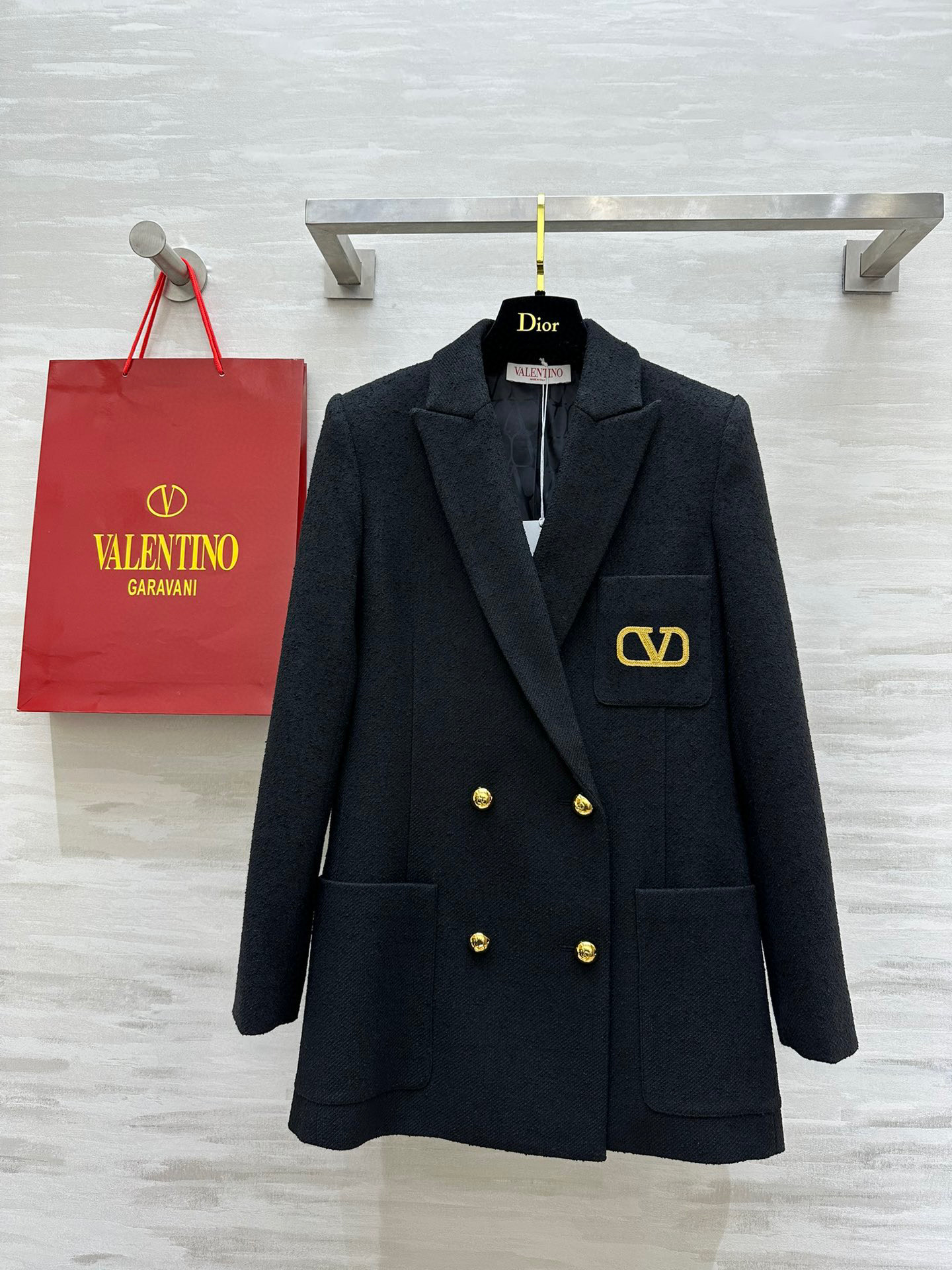 NO:489946,#Valentin early autumn new style gold line letter logo embroidered suit jacket Customized grainy wool fabric Inner letter jacquard Casual and fashionable and high-end sense The three-dimensional style cut is just right and can be easily controlled by any figure High-quality customization Spot first-time sizeS/M/L/XL (S size 40 shoulder width, bust 96, length 71), Valentino, jackets & coats, business suit, alexander wang19860909#Valentin早秋新款 金线字母logo刺绣西装外套 定制颗粒感羊毛面料 内里字母提花 休闲时髦又有高级感 立体版型剪裁恰到好处加任何身材都可以轻松驾驭 高品质定制 现货首发sizeS/M/L/XL（S码肩宽40,胸围96,衣长71）,,valentino,jackets & coats,business suit,alexander wang,Women's clothing