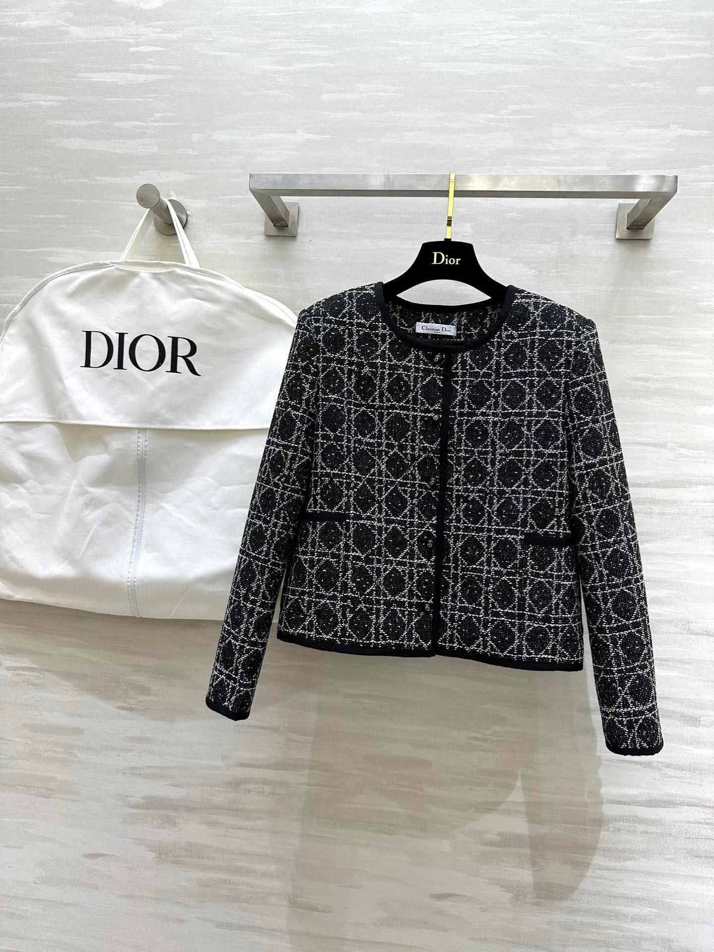 NO:489952,#Dio single-shot webbing braided jacket Three-dimensional tailoring style top body elegant and elegant, custom wool knitted fabric exquisite and high-end customized CD letter buttons High quality spot first-time size()36/38/40/42 (38 size shoulder width 39, bust 100, 51 length,,dior, jackets & coats,alexander wang19860909#Dio翻单爆款 织带编织外套 立体剪裁版型上身优雅大气 采用定制羊毛编织面料精致高级 定制CD字母纽扣 高品质 现货首发size()36/38/40/42（38码肩宽39,胸围100,衣长51,,dior,jackets & coats,alexander wang,Women's clothing