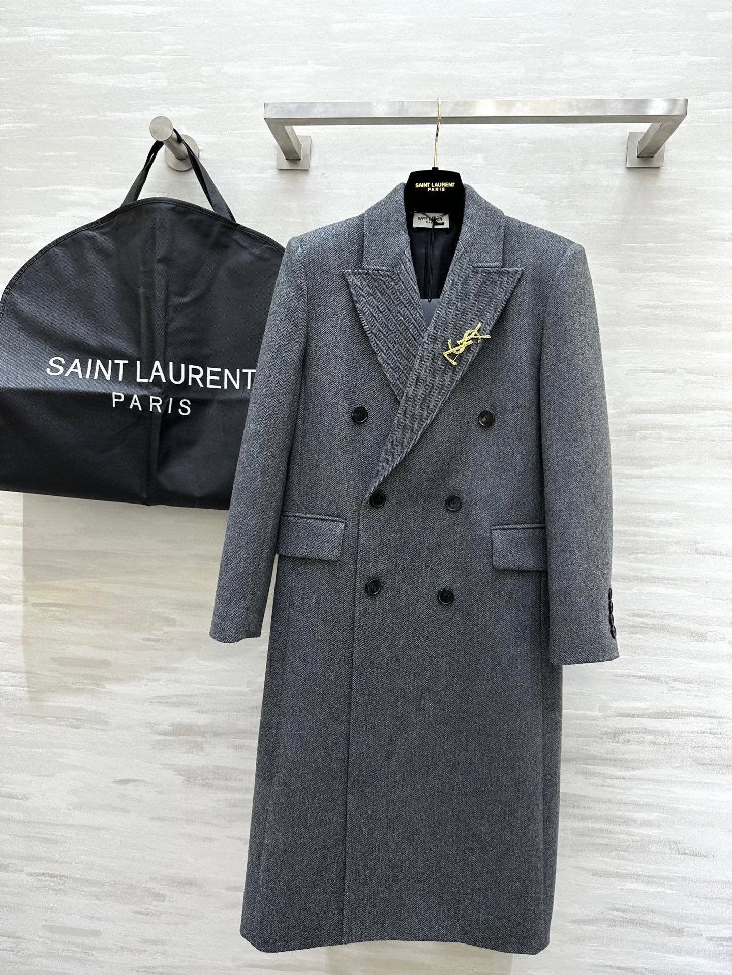 NO:489940,#ysl autumn and winter hot products, high-end touching imported wool suit coat, atmospheric herringbone high-end fashion essentials, imported wool fabric, herringbone plaid, both warm and visual and layered, the texture effect of the fabric gradient concave and convex texture, high-end beauty, custom ysl letter brooch exquisite and luxurious, high-quality spot first-time sizeS/M/L/XL (M size shoulder width 39, bust 94, length 114,,saint laurent, business suit, brooch, breastpin, alexander wang19860909#ysl秋冬爆款 高级感人字纹进口羊毛西装大衣 大气人字纹高阶时髦必备 进口羊毛面料 人字纹格路 既保暖又显视觉效果与层次感 面料渐变凹凸的肌理效果 高级绝美 配送定制ysl字母胸针精致奢华 高品质现货首发sizeS/M/L/XL（M码肩宽39,胸围94,衣长114,,saint laurent,business suit,brooch，breastpin,alexander wang,Women's clothing