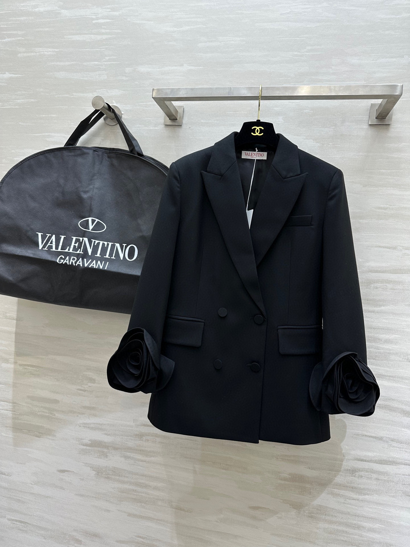 NO:489967,#Valentin new style pure handmade three-dimensional flowers wool suit jacket heavy-duty handmade three-dimensional rose sleeves The design is sweet and cool. Heavy craftsmanship custom black low-key luxury. The details of three-dimensional flowers are exquisite and romantic. Decent and generous and feminine. The three-dimensional tailoring style makes you look slim and elegant. High-quality customization. Spot sizeS/M/L/XL (Size S shoulder width 39, bust 90, and length 76), valentino, jackets & coats, business suit, alexander wang19860909#Valentin新款 纯手工立体花朵 羊毛西装外套 重工手工立体玫瑰花袖 设计又甜又酷 重工艺定制黑低调奢华 立体花朵细节精致浪漫 得体大方又少不了女人味 立体剪裁版型显瘦大气 优雅有型 高品质定制 现货首发sizeS/M/L/XL（S码肩宽39,胸围90,衣长76）,,valentino,jackets & coats,business suit,alexander wang,Women's clothing