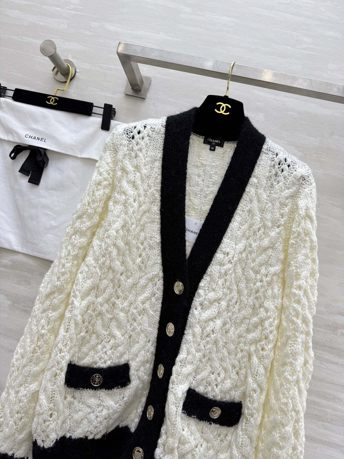 #Chane♡²⁵B 黑白撞色马海毛开衫  独家定制纱线  毛边设计 高品质 现货来size：36/38