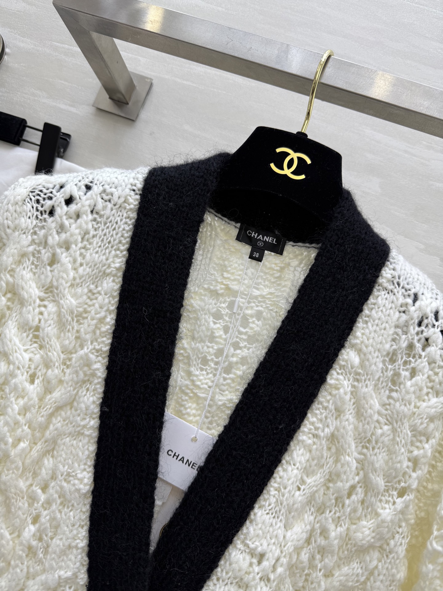 #Chane♡²⁵B 黑白撞色马海毛开衫  独家定制纱线  毛边设计 高品质 现货来size：36/38