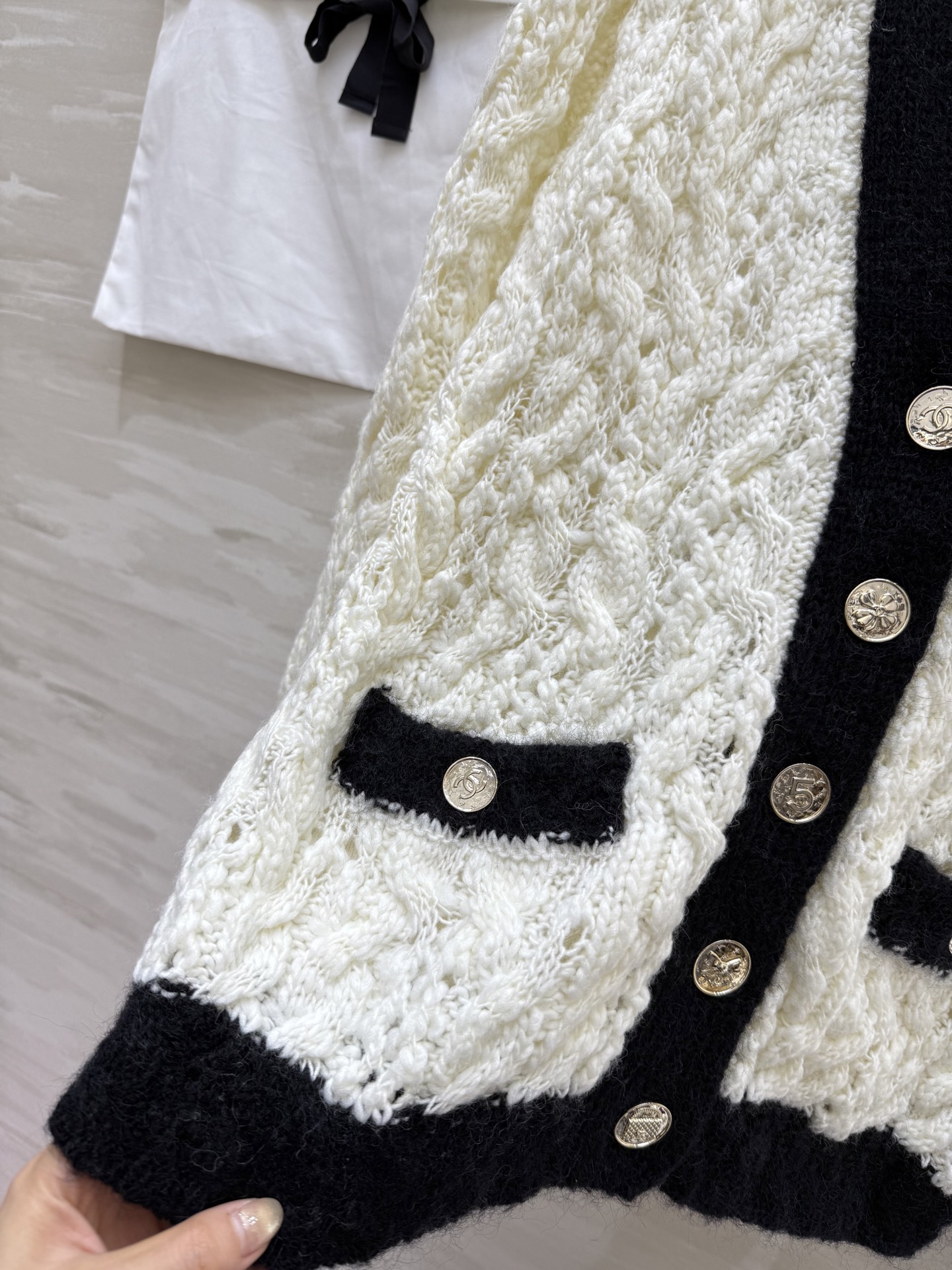 #Chane♡²⁵B 黑白撞色马海毛开衫  独家定制纱线  毛边设计 高品质 现货来size：36/38