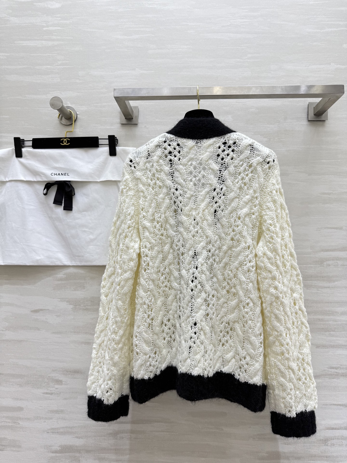 #Chane♡²⁵B 黑白撞色马海毛开衫  独家定制纱线  毛边设计 高品质 现货来size：36/38