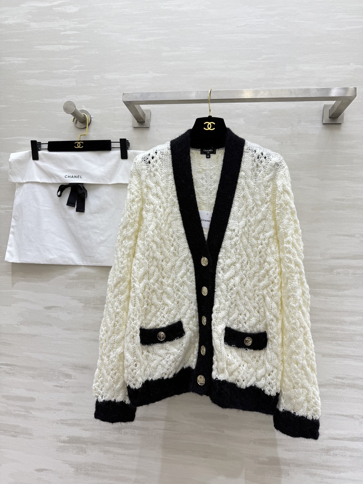 NO:491876,#ChaneB Black and white contrasting mohair cardigan Exclusive custom yarn Frozen design High quality Spot size36/38/40, Chanel,alexander wang19860909#ChaneB 黑白撞色马海毛开衫 独家定制纱线 毛边设计 高品质 现货来size36/38/40,,chanel,alexander wang,Women's clothing