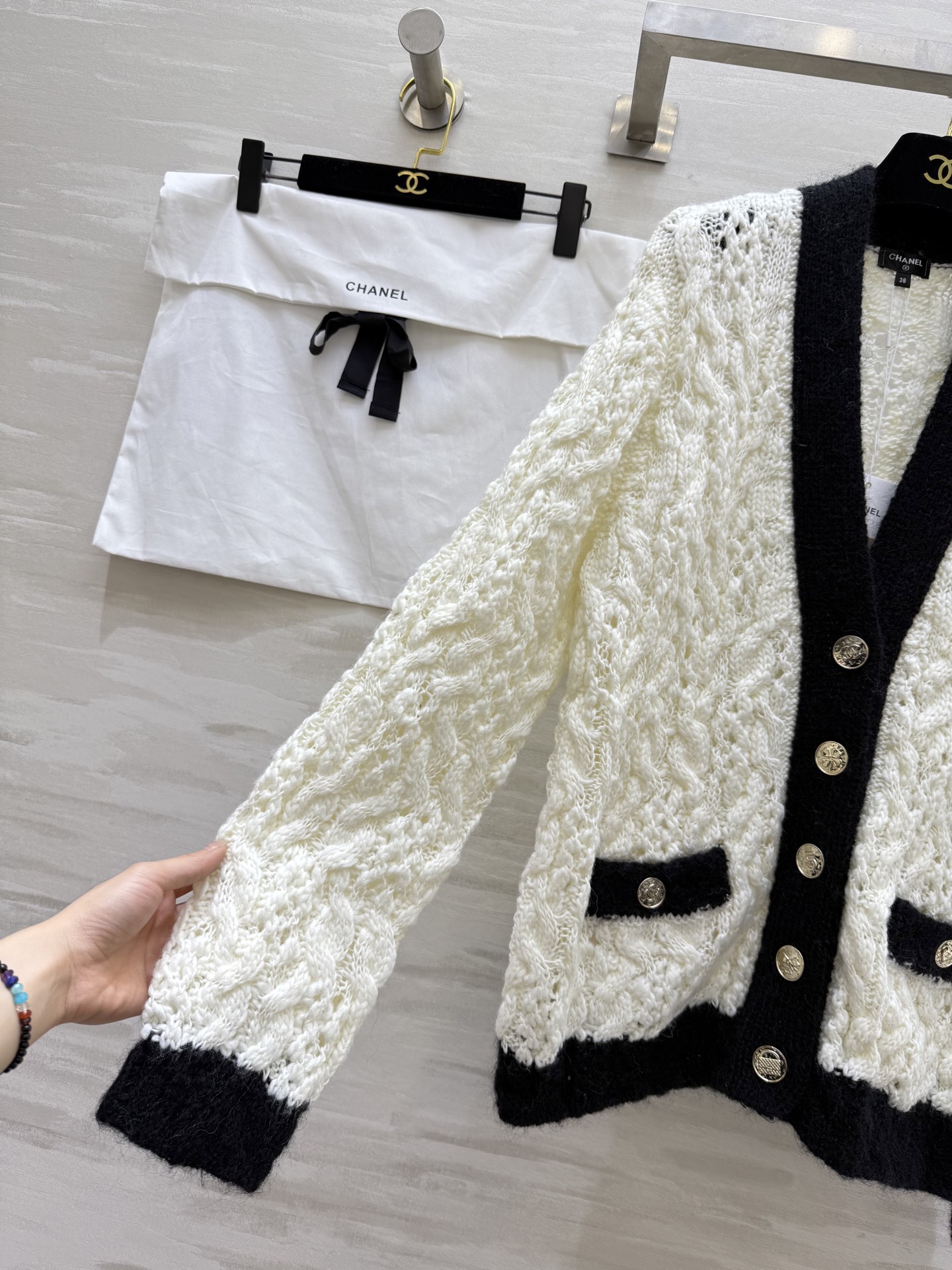 #Chane♡²⁵B 黑白撞色马海毛开衫  独家定制纱线  毛边设计 高品质 现货来size：36/38