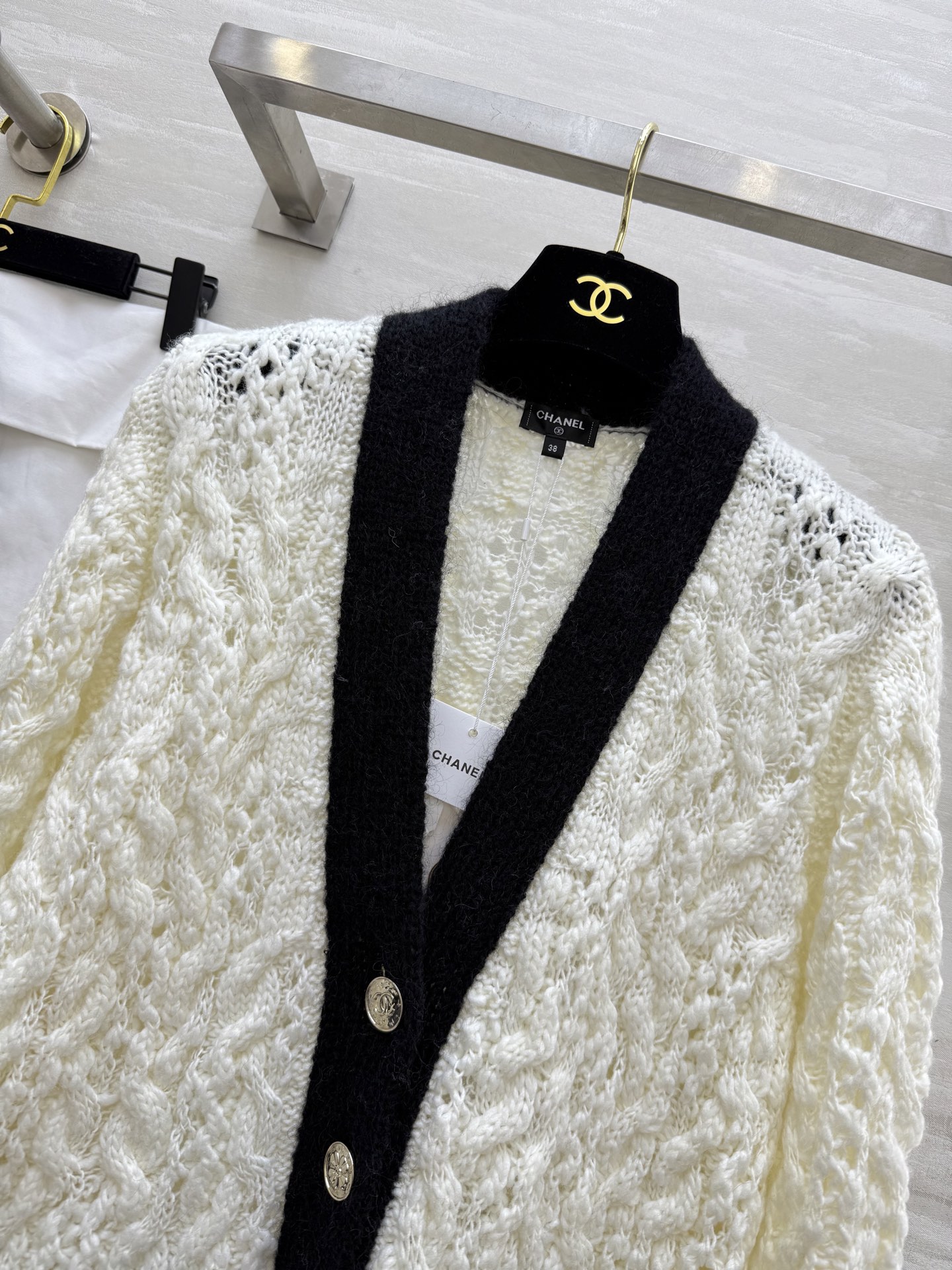 #Chane♡²⁵B 黑白撞色马海毛开衫  独家定制纱线  毛边设计 高品质 现货来size：36/38