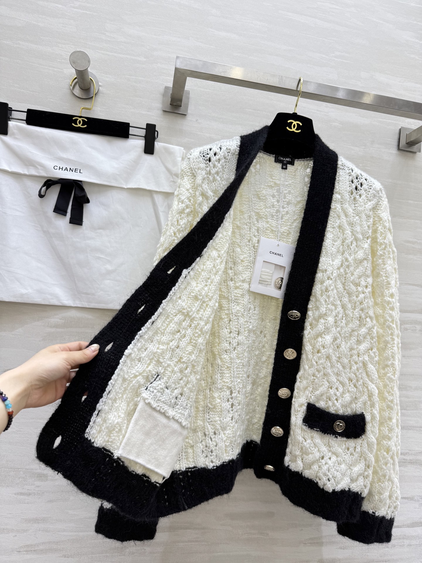 #Chane♡²⁵B 黑白撞色马海毛开衫  独家定制纱线  毛边设计 高品质 现货来size：36/38