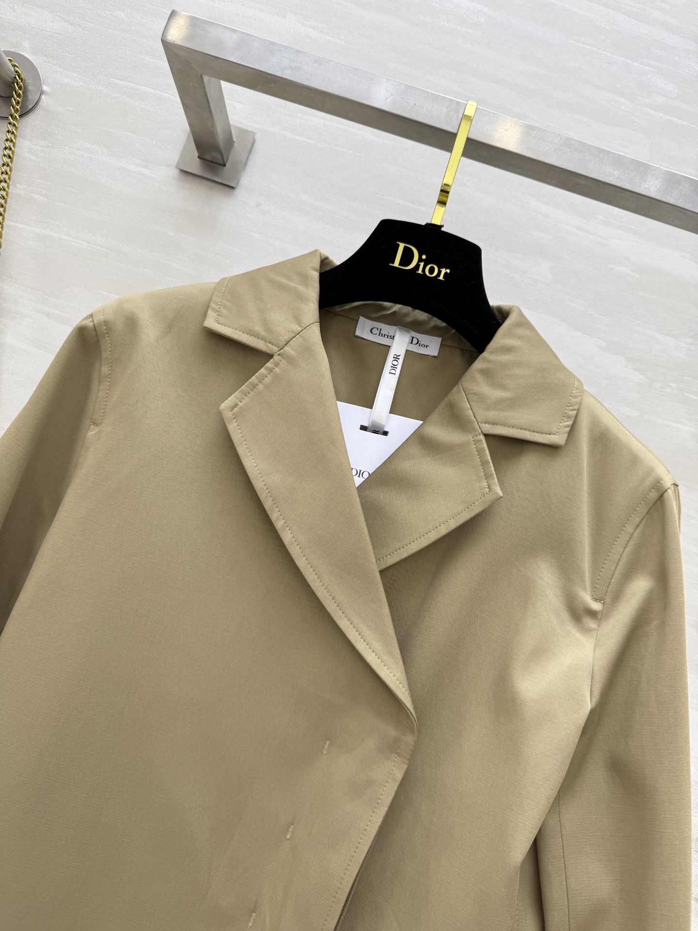 #DIO♡²⁵秋冬新款 卡其棕极简风 风衣外套 精致剪裁加持流畅线条 自带腰身拉高比例 优雅与潇洒并存 