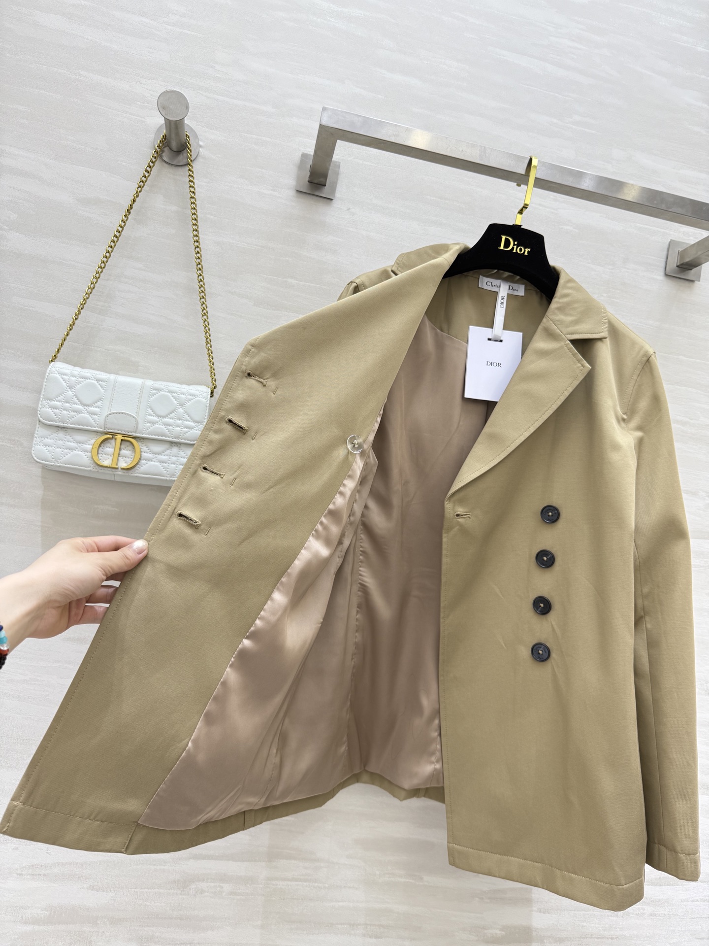 #DIO♡²⁵秋冬新款 卡其棕极简风 风衣外套 精致剪裁加持流畅线条 自带腰身拉高比例 优雅与潇洒并存 