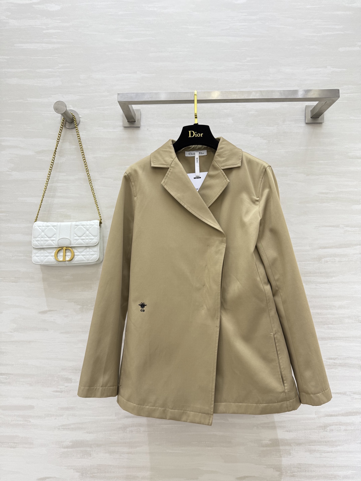 NO:491910,#DIO autumn and winter new style khaki brown minimalist style windbreaker jacket exquisite tailoring and smooth lines with its own waist raised proportions Elegance and chic coexist High quality Spot size36/38/40 (36 size bust 88, 64 length), Dior, jackets & coats, alexander wang19860909#DIO秋冬新款 卡其棕极简风 风衣外套 精致剪裁加持流畅线条 自带腰身拉高比例 优雅与潇洒并存 高品质 现货来size36/38/40（36码胸围88,衣长64）,,dior,jackets & coats,alexander wang,Women's clothing