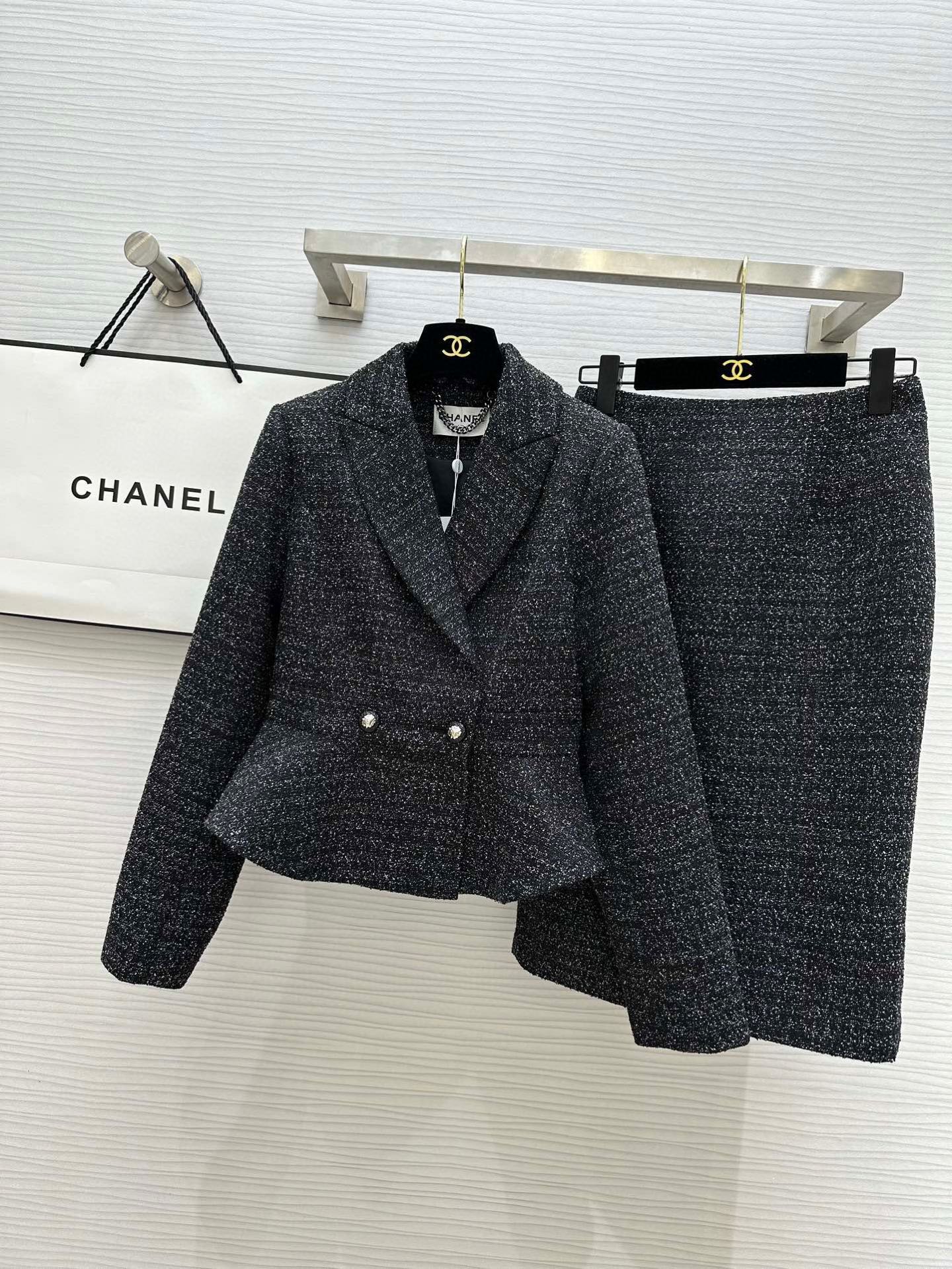 NO:495223,#Chane autumn and winter new style soft tweed suit waist-hugging jacket skirt two-piece suit elegant socialite temperament exquisite button embellishment design elegant style slimming and not picky people high quality customization () spot first-time size36/38/40 (36 size shoulder width 36, bust 80, waist 70, length 57, skirt waist 68, hip 90, skirt length 62), chanel, skirt 65, jackets & coats, alexander wang19860909#Chane秋冬新款 软花呢套装 收腰外套半裙 两件套套装 优雅名媛气质 精致纽扣点缀设计 优雅版型显瘦不挑人 高品质定制() 现货首发size36/38/40（36码肩宽36,胸围80,腰围70,衣长57,半裙腰围68,臀围90,裙长62）,,chanel,skirts,jackets & coats,alexander wang,Women's clothing