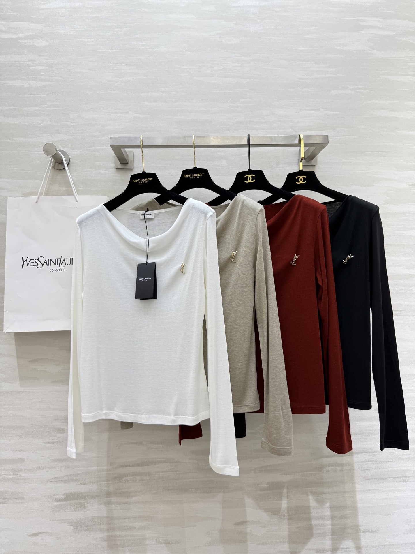 NO:495233,#ysl autumn and winter mulberry silk wool soft design base shirt exquisite brooch embellishment exquisite high-quality spot sizeS/M/L (M size shoulder width 38, bust 88, length 56), saint laurent, brooch, breastpin, alexander wang19860909#ysl秋冬桑蚕丝羊毛柔软设计感打底衫 精致胸针点缀精致高级 高品质 现货来sizeS/M/L（M码肩宽38,胸围88,衣长56）,,saint laurent,brooch，breastpin,alexander wang,Women's clothing