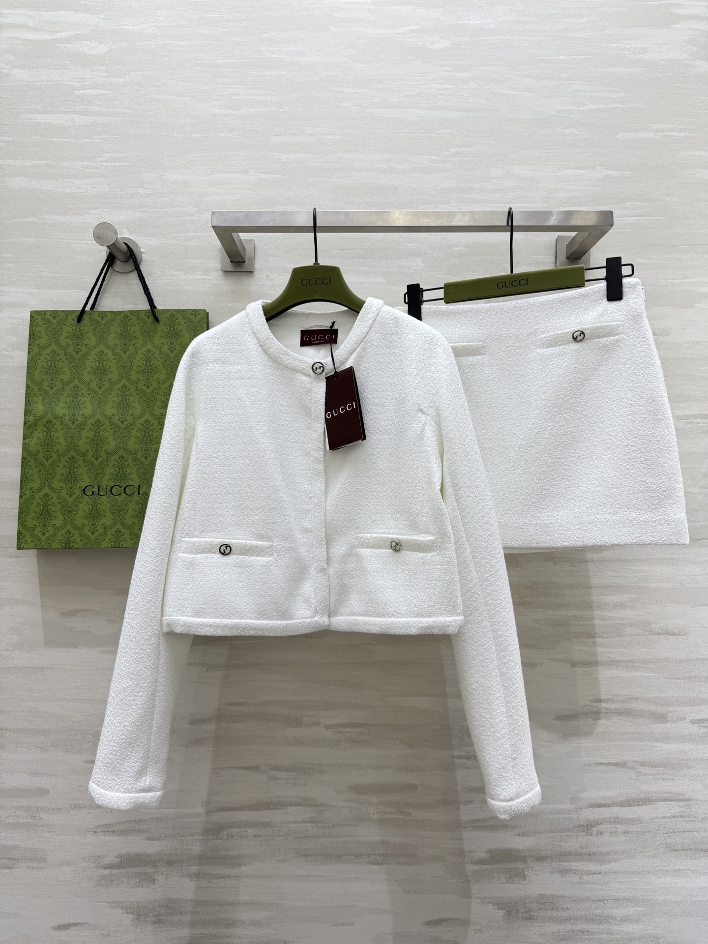 NO:495237,#Gucc new autumn and winter style woolen set Customized wool fabric soft and comfortable three-dimensional tailoring style High quality SizeS/M/L (size s-shoulder bust 96, 45 length, waist 68, hip 90, skirt length 36), gucci, skirt 90, skirt length 36), gucci, skirt 3kirts, alexander wang19860909#Gucc秋冬新款 羊毛呢套装 定制羊毛面料柔软舒适 立体剪裁版型 高品质 现货来sizeS/M/L（s码落肩胸围96,衣长45,腰围68,臀围90,裙长36）,,gucci,skirts,alexander wang,Women's clothing