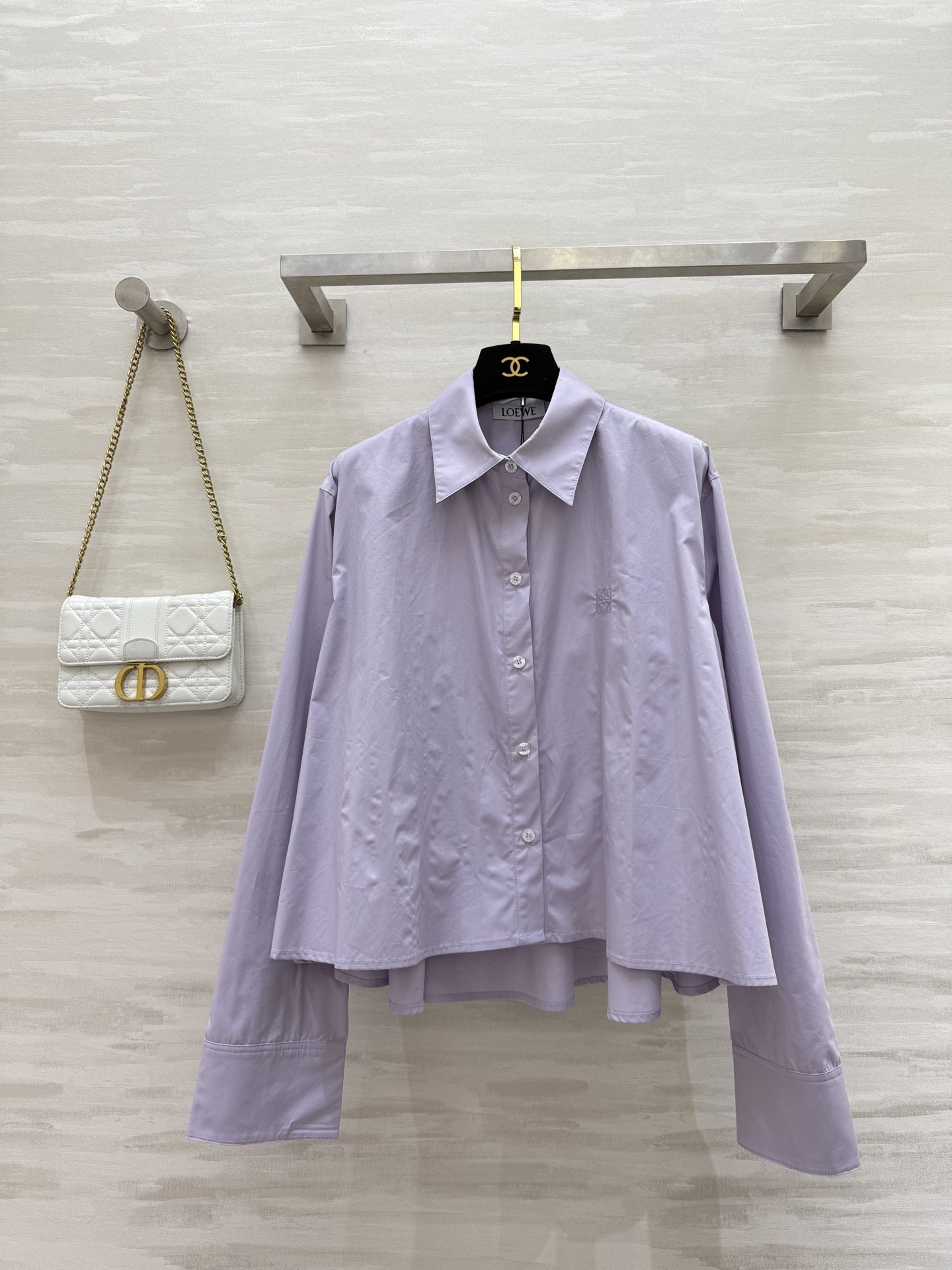 NO:495296,#Loew early autumn new style cotton classic lapel long-sleeved shirt imported fabric texture is excellent, embroidery logo is low-key and luxurious, high quality, spot sizeS/M/L (size size 120, 54-62 length),,loewe,alexander wang19860909#Loew早秋新款 棉质经典翻领长袖衬衣 进口面料质感超赞 刺绣logo低调奢华 高品质 现货来sizeS/M/L（s码胸围120,衣长54-62）,,loewe,alexander wang,Women's clothing