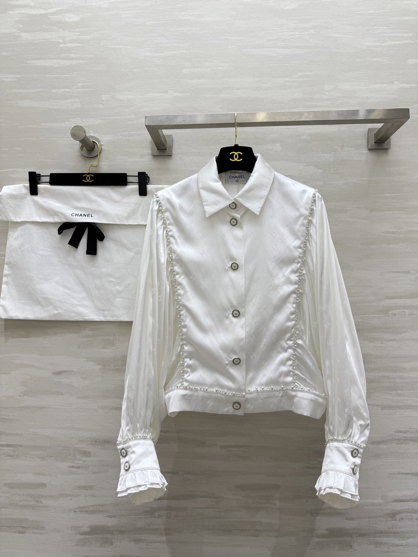 NO:495310,#Chane early autumn new style, acetic acid jacquard court style shirt, custom fabric luxury high-end, exquisite pearl embellishment full of detail, high quality, spot size36/38/40 (36 size shoulder width 37, bust 98, 53 length),,chanel,alexander wang19860909#Chane早秋新款 醋酸提花宫廷风衬衣 定制面料奢华高级 精致珍珠点缀细节感十足 高品质 现货来size36/38/40（36码肩宽37,胸围98,衣长53）,,chanel,alexander wang,Women's clothing
