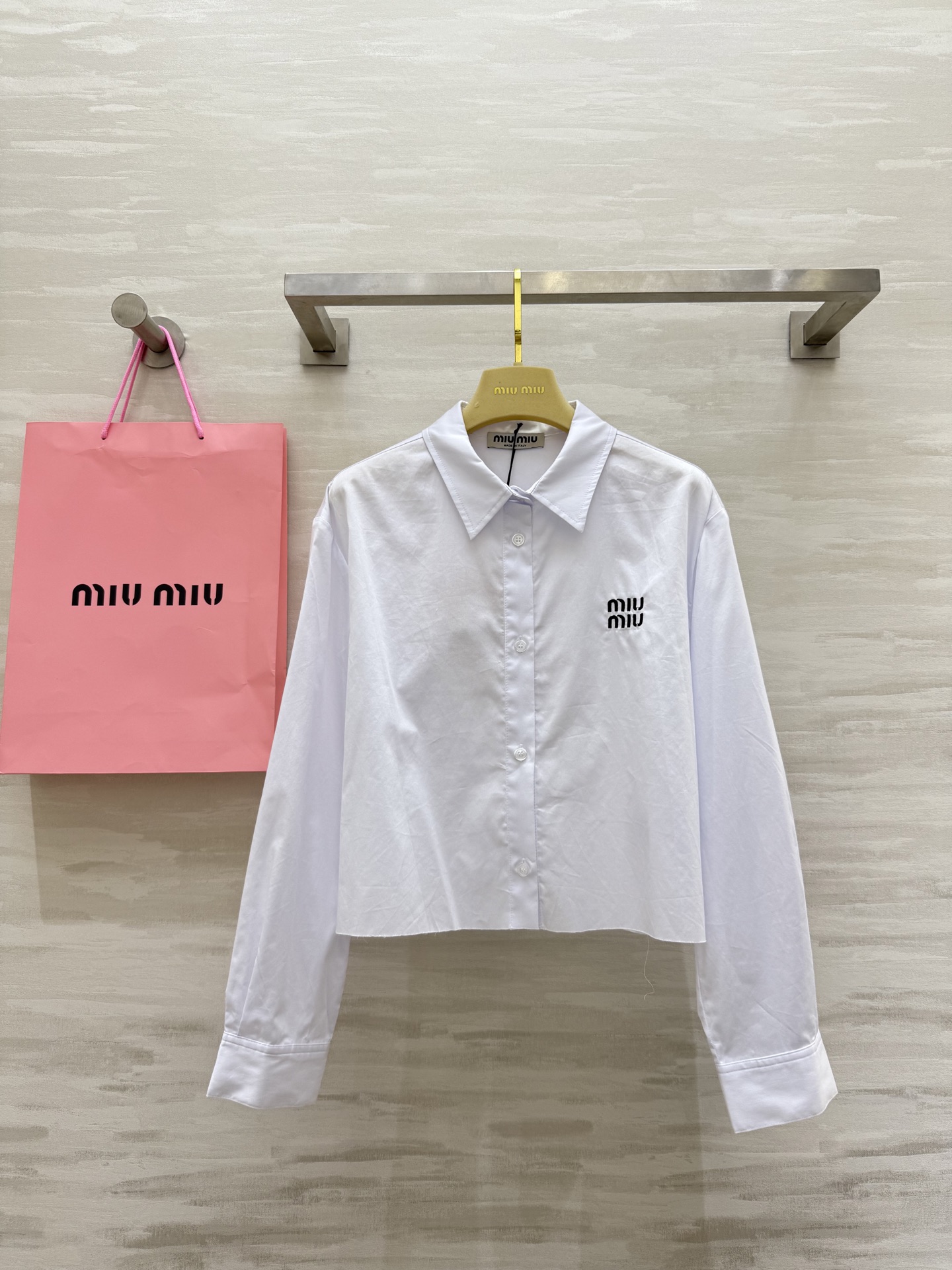 NO:495324,#Miumi early autumn new style minimalist logo embroidered lapel shirt high quality spot sizeS/M/L (size s size 48 shoulder width, bust 102, length 45), miumiu, alexander wang19860909#Miumi早秋新款 极简logo刺绣翻领衬衣 高品质 现货来sizeS/M/L（s码肩宽48,胸围102,衣长45）,,miumiu,alexander wang,Women's clothing