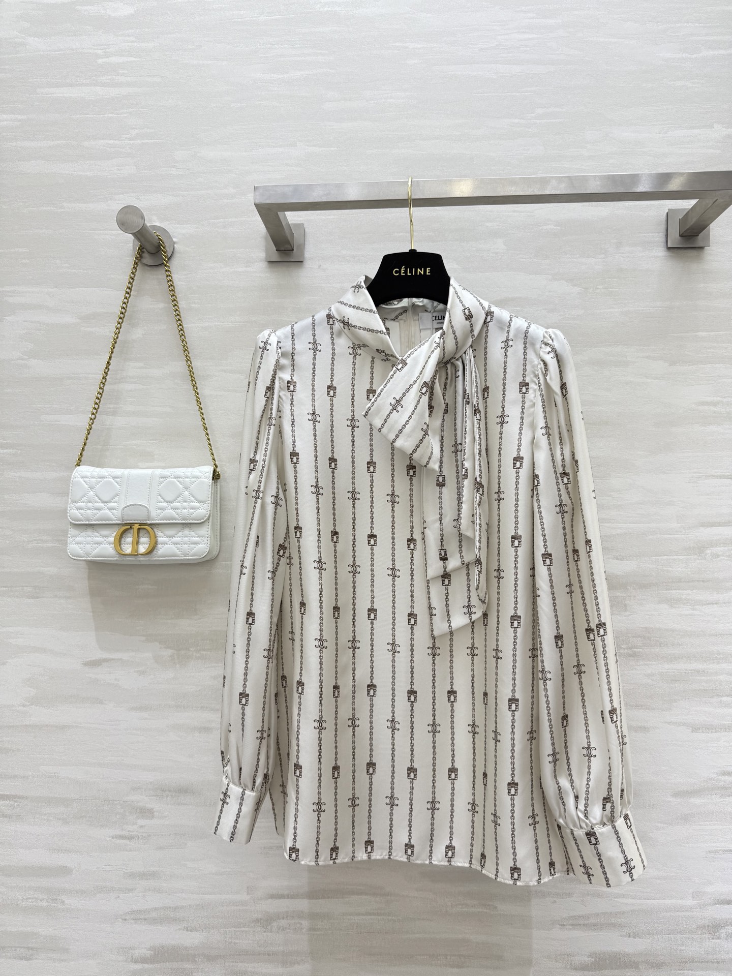 NO:495352,#Celin early autumn new style silk printed streamer decorative shirt high quality spot sizeS/M/L (size s size bust 96, 64 length), celine, real silk, alexander wang19860909#Celin早秋新款 真丝印花飘带装饰衬衣 高品质 现货来sizeS/M/L（s码胸围96,衣长64）,,celine,real silk,alexander wang,Women's clothing