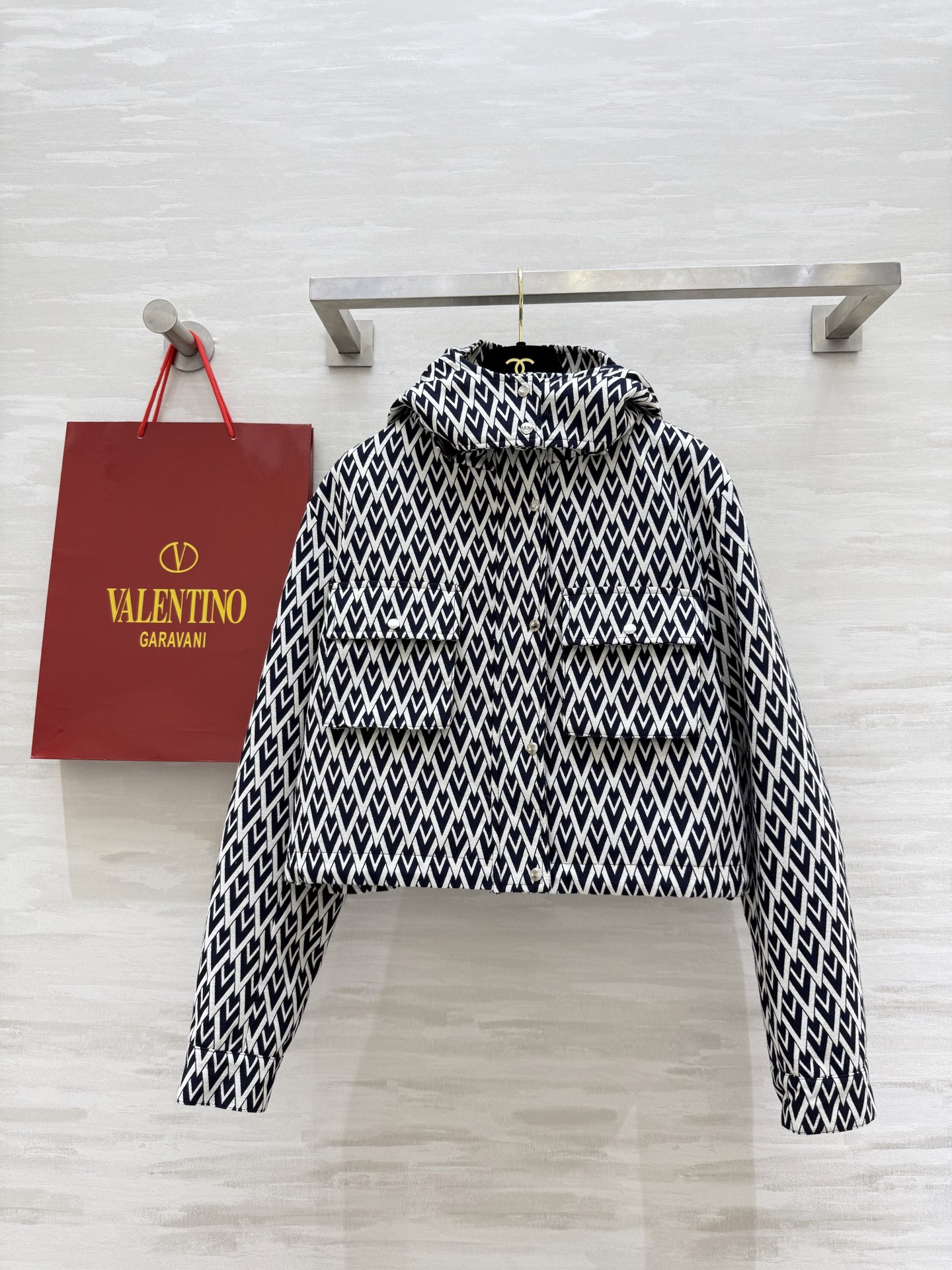 NO:495357,#Valentin autumn and winter new v letter jacquard hooded short windbreaker jacket high quality spot sizeS/M/L (size s size 45 shoulder width, bust 102, length 43), valentino, jackets & coats,hats,alexander wang19860909#Valentin秋冬新款 v字母提花连帽短款风衣外套 高品质 现货来sizeS/M/L（s码肩宽45,胸围102,衣长43）,,valentino,jackets & coats,hats,alexander wang,Women's clothing