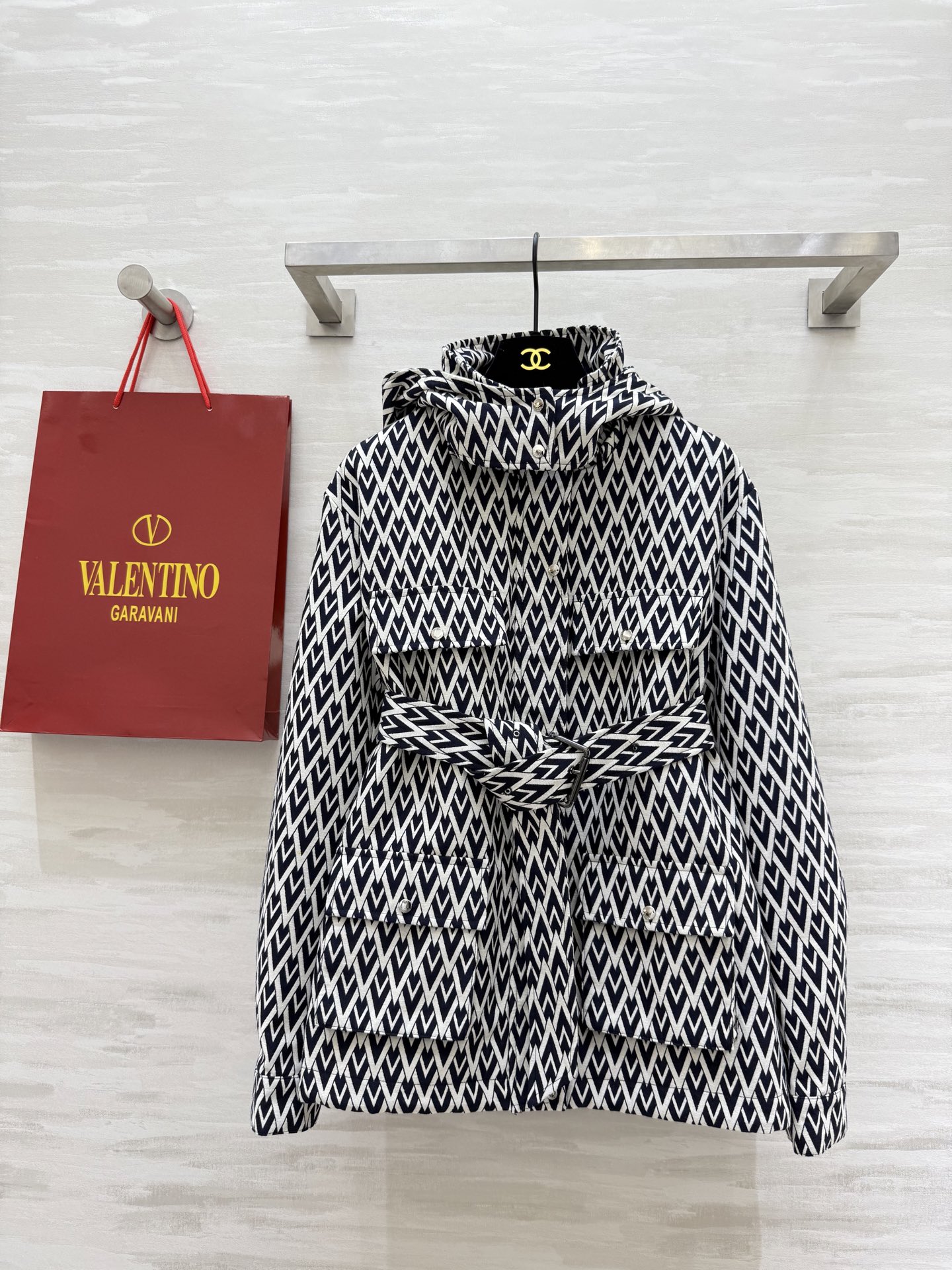 NO:495304,#Valentin autumn and winter new V letter jacquard hooded windbreaker jacket high quality spot sizeS/M/L (size s size 48 shoulder width, bust 102, length 63), valentino, jackets & coats,hats,alexander wang19860909#Valentin秋冬新款 V字母提花连帽风衣外套 高品质 现货来sizeS/M/L（s码肩宽48,胸围102,衣长63）,,valentino,jackets & coats,hats,alexander wang,Women's clothing