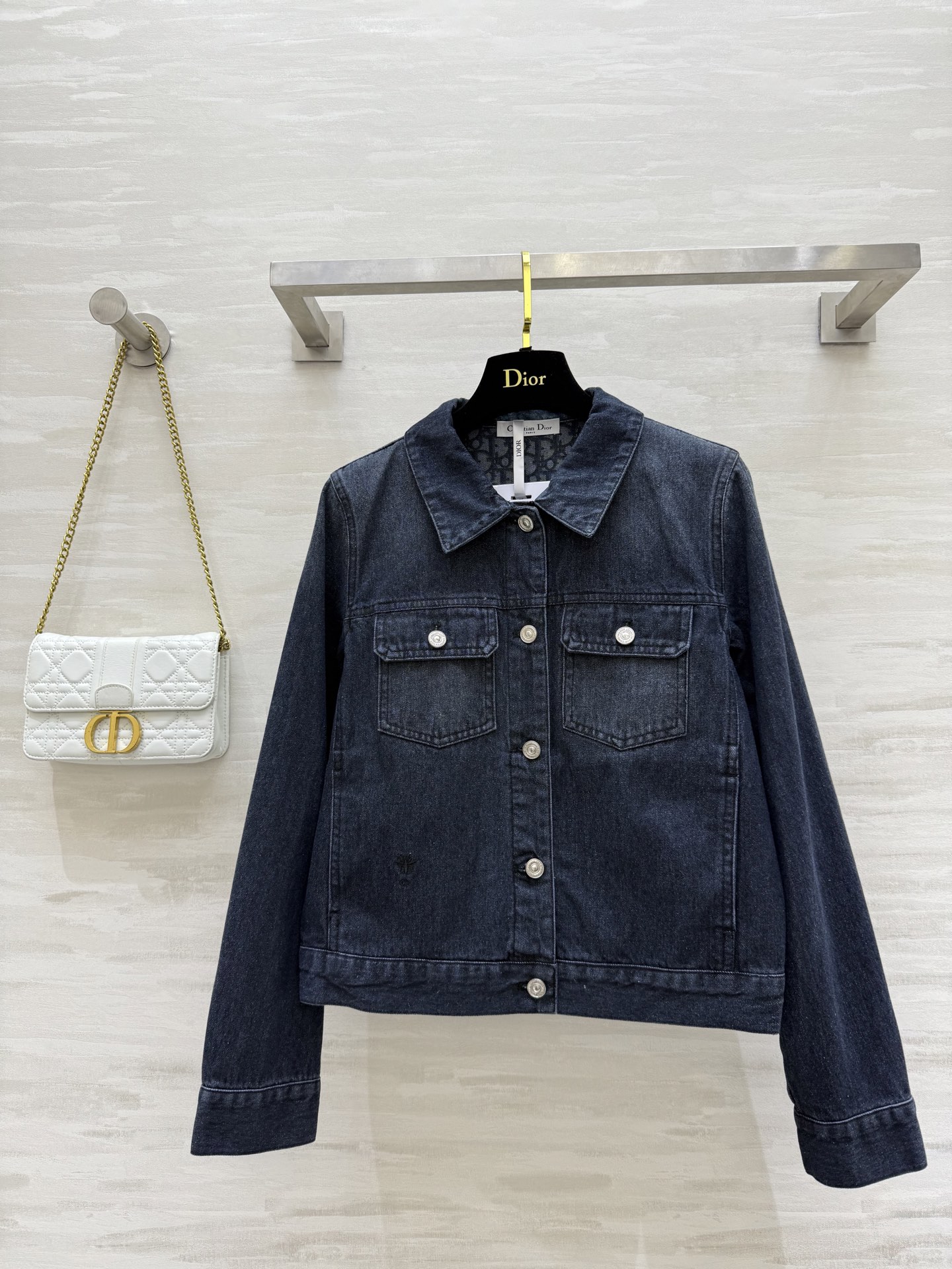 NO:496798,#DIO early autumn new logo old-fashion denim jacket high quality spot sizeS/M/L (size s size 90, 50 length), dior, jackets & coats, alexander wang19860909#DIO早秋新款 logo老花牛仔外套 高品质 现货来sizeS/M/L（s码胸围90,衣长50）,,dior,jackets & coats,alexander wang,Women's clothing