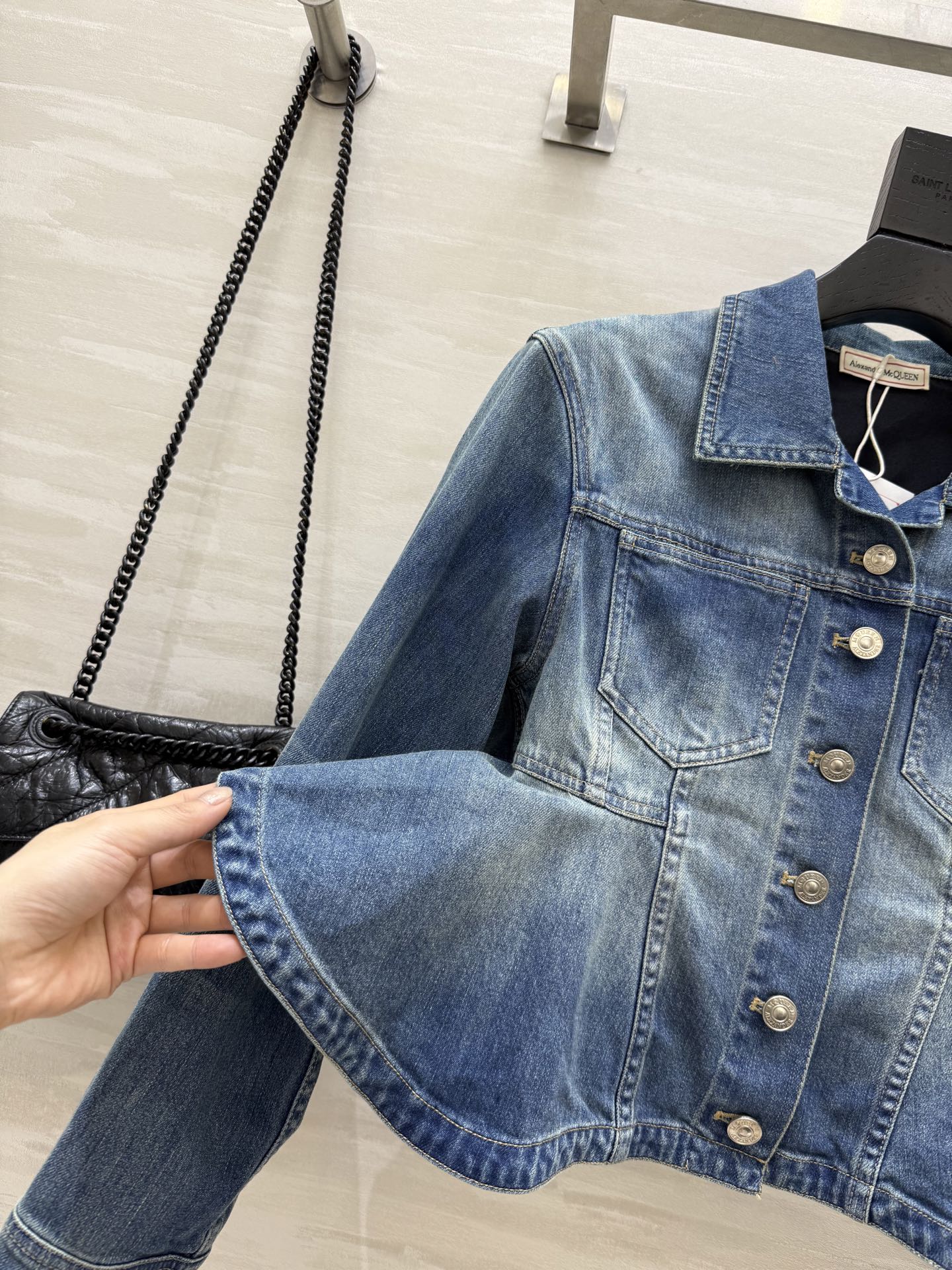 #alexandermcquee♡²⁵早秋新款 复古洗水设计感牛仔外套 高品质 现货来size：S/M/