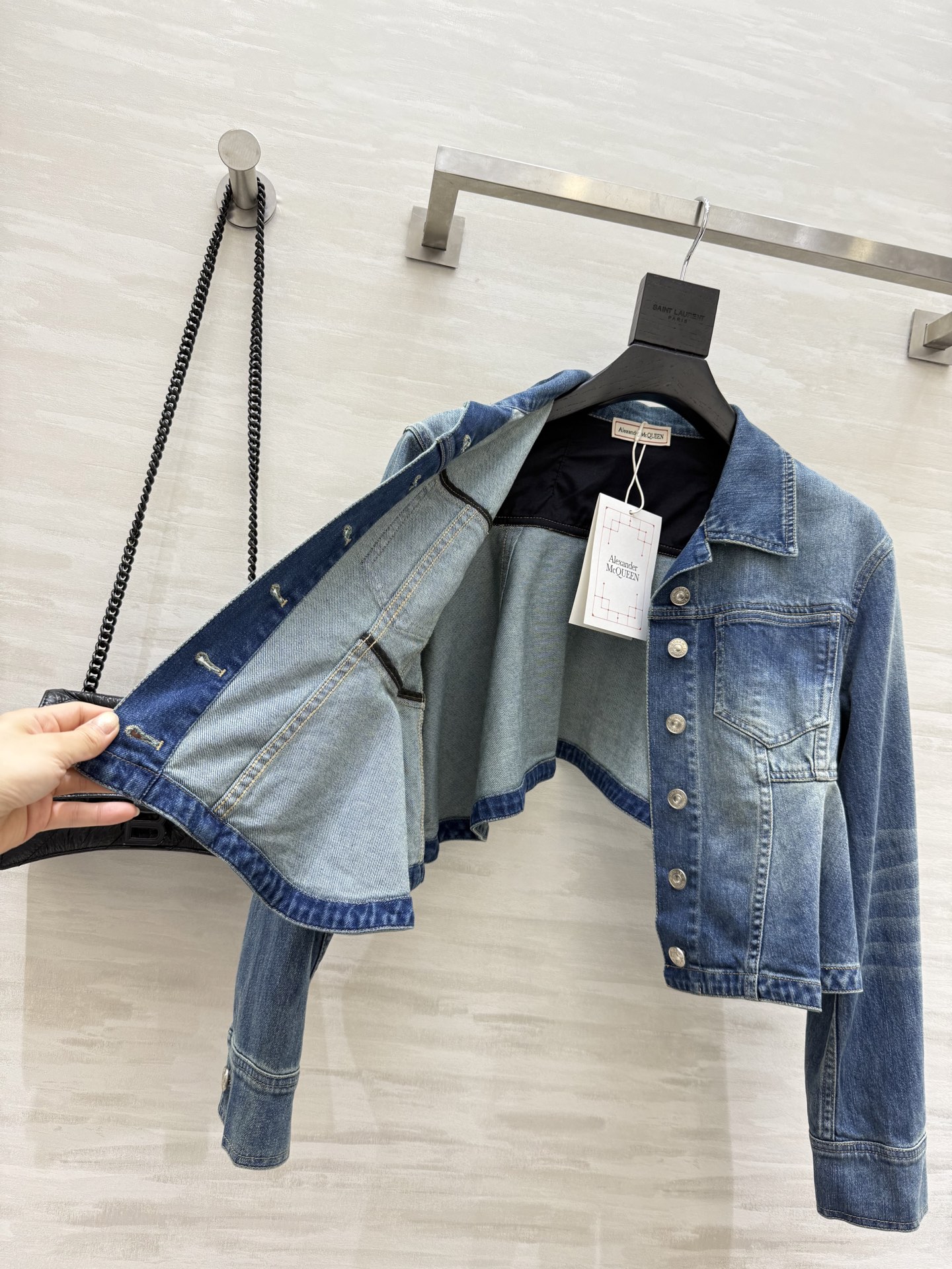 #alexandermcquee♡²⁵早秋新款 复古洗水设计感牛仔外套 高品质 现货来size：S/M/