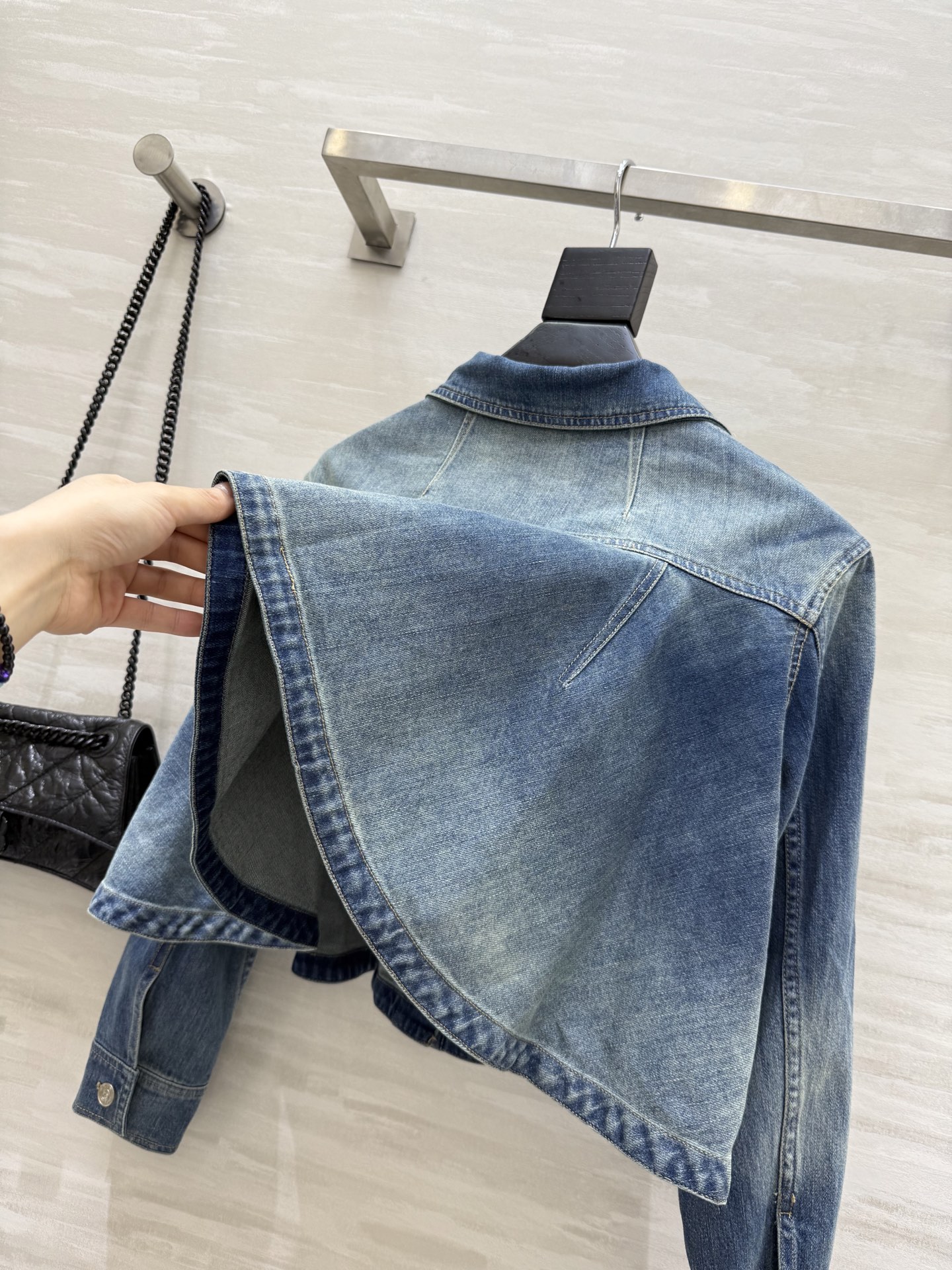 #alexandermcquee♡²⁵早秋新款 复古洗水设计感牛仔外套 高品质 现货来size：S/M/