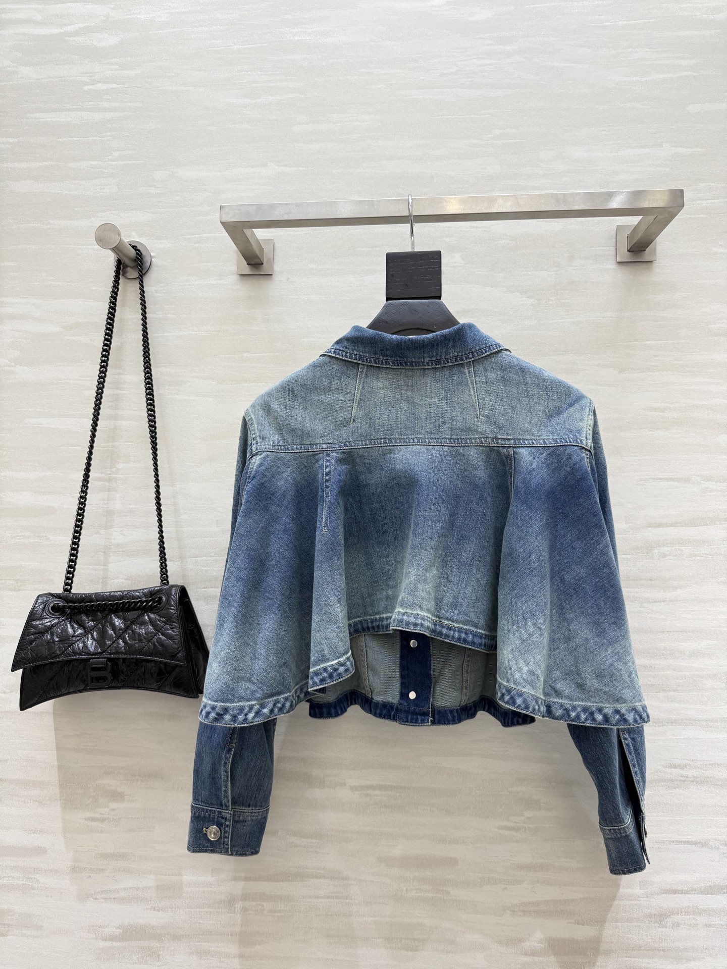 #alexandermcquee♡²⁵早秋新款 复古洗水设计感牛仔外套 高品质 现货来size：S/M/