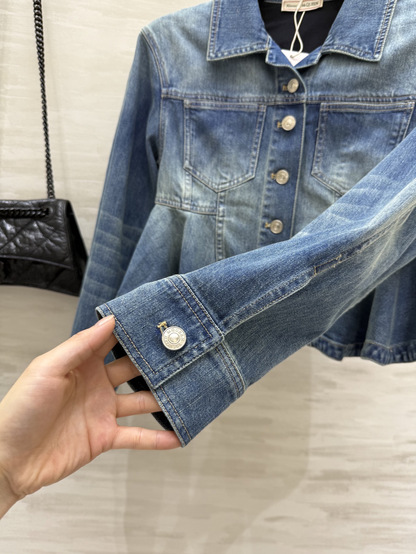 #alexandermcquee♡²⁵早秋新款 复古洗水设计感牛仔外套 高品质 现货来size：S/M/