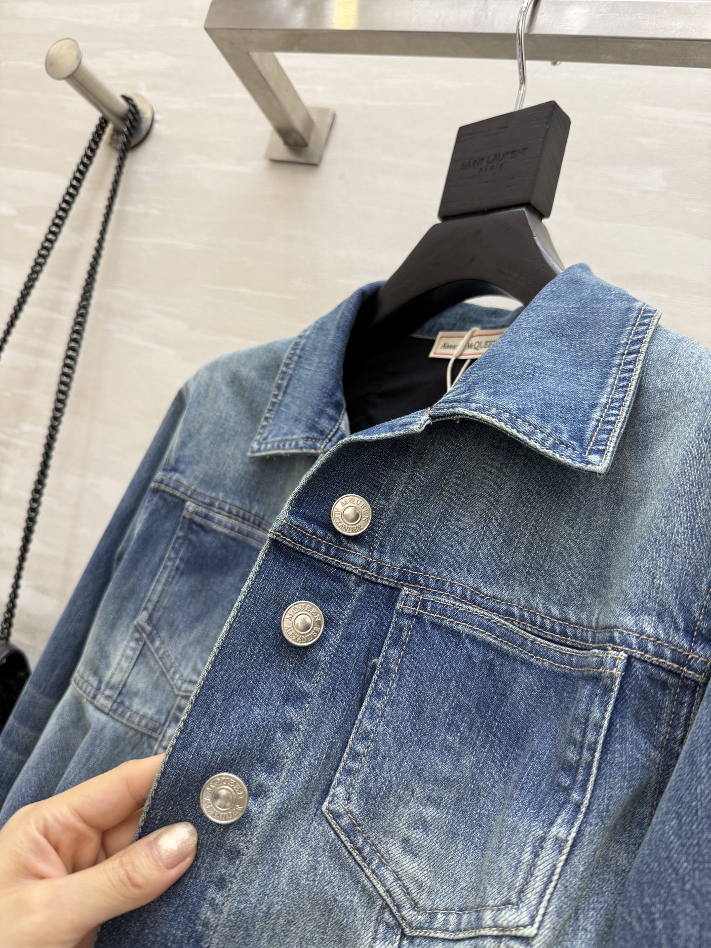 #alexandermcquee♡²⁵早秋新款 复古洗水设计感牛仔外套 高品质 现货来size：S/M/